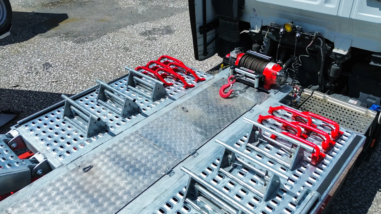 JX-2 PLUS piano verricelli Piano di carico in lamiera forata con verricelli del Semirimorchio carrellone 2 assi allungabile JX-2 PLUS Trailix per soccorso stradale