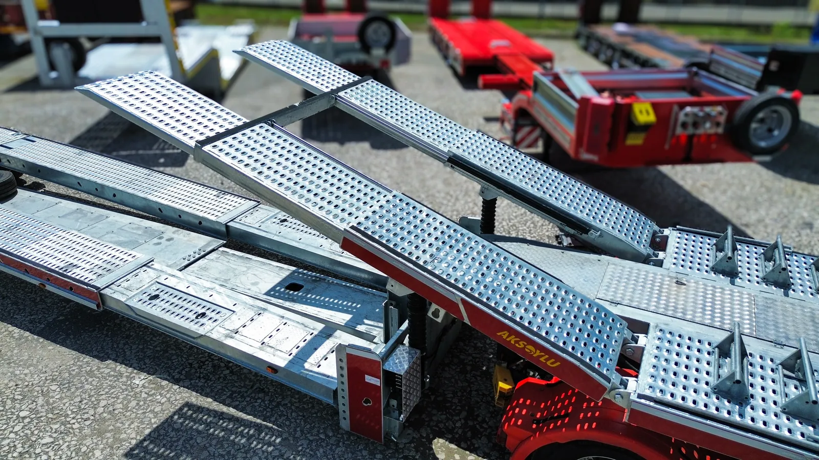 JX-2 PLUS rampe estensibili Rampe posteriori estensibili in lamiera forata del Semirimorchio carrellone 2 assi allungabile JX-2 PLUS Trailix per soccorso stradale, dettaglio