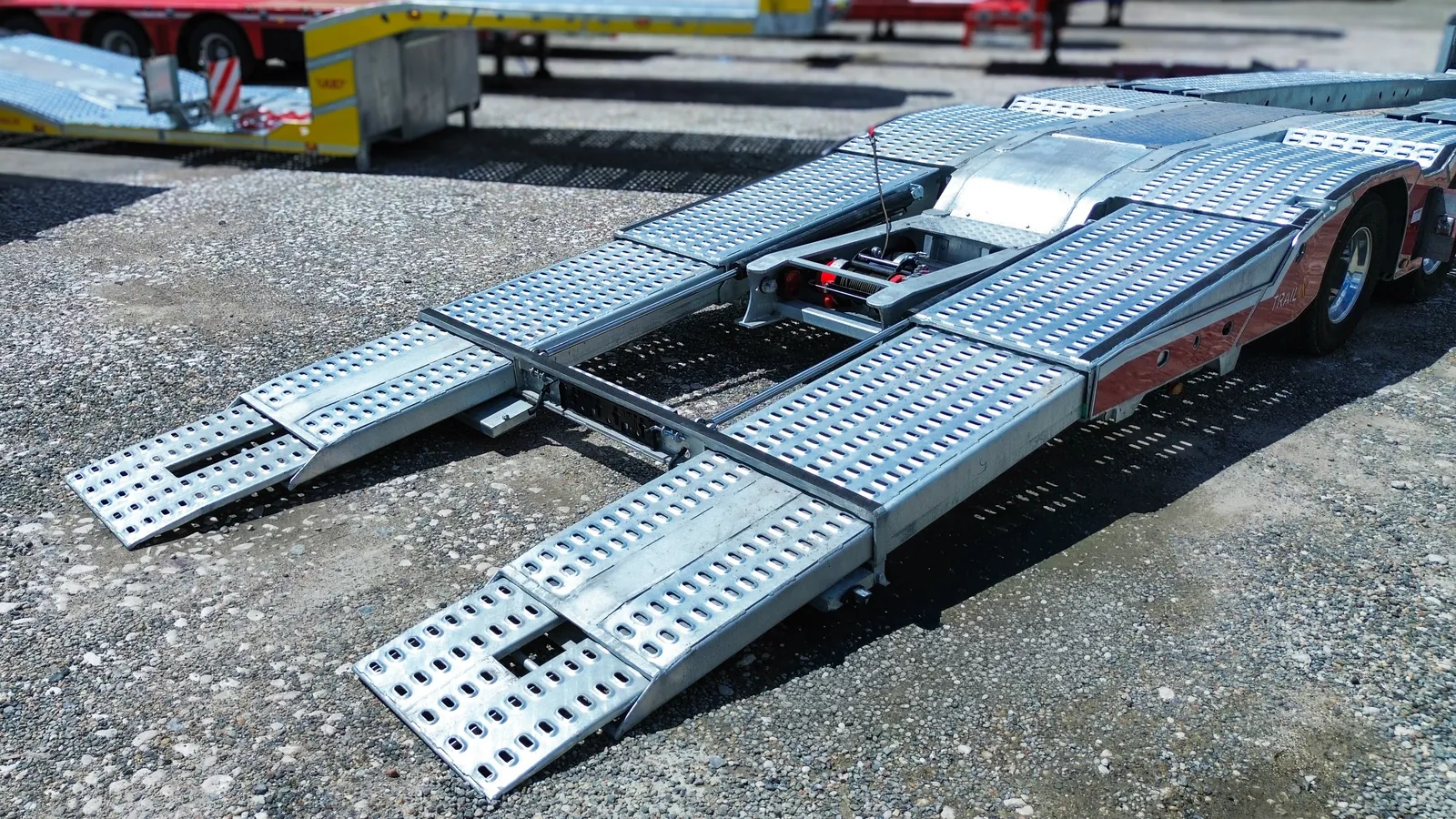 JX-2 PLUS rampe estese Rampe posteriori completamente estese del Semirimorchio carrellone 2 assi allungabile JX-2 PLUS Trailix per soccorso stradale, vista dall'alto