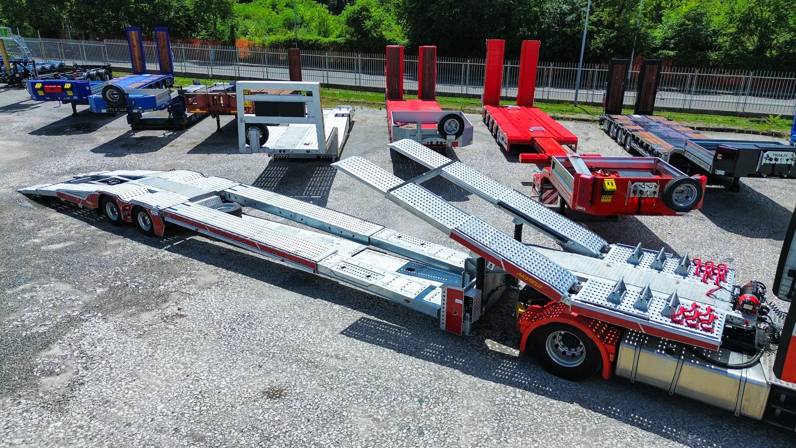 JX-2 PLUS vista aerea allungato Semirimorchio carrellone 2 assi allungabile JX-2 PLUS Trailix per soccorso stradale allungato con rampe estese, vista aerea