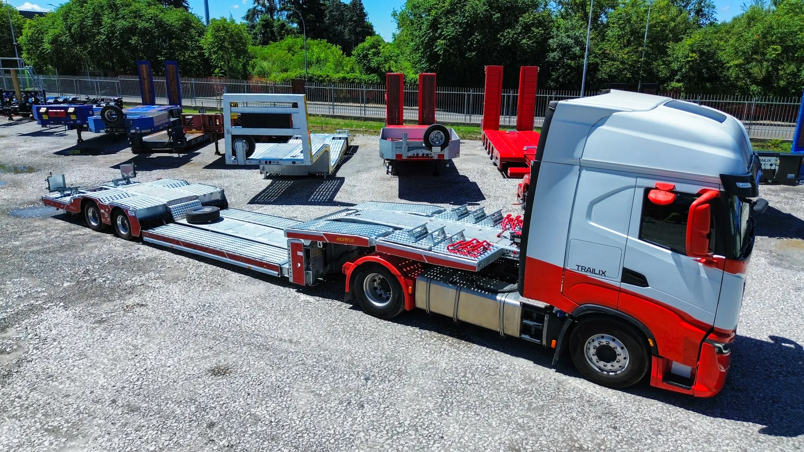 JX-2 PLUS vista aerea con trattore Semirimorchio carrellone 2 assi allungabile JX-2 PLUS Trailix per soccorso stradale con trattore, vista aerea laterale