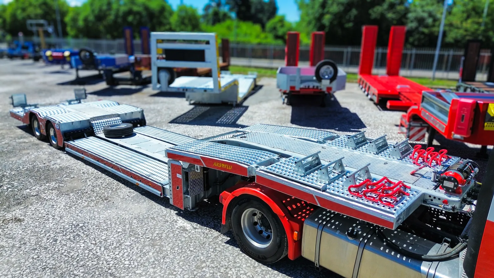 JX-2 PLUS vista aerea culla Semirimorchio carrellone 2 assi allungabile JX-2 PLUS Trailix per soccorso stradale, vista aerea sulla culla posteriore con verricelli