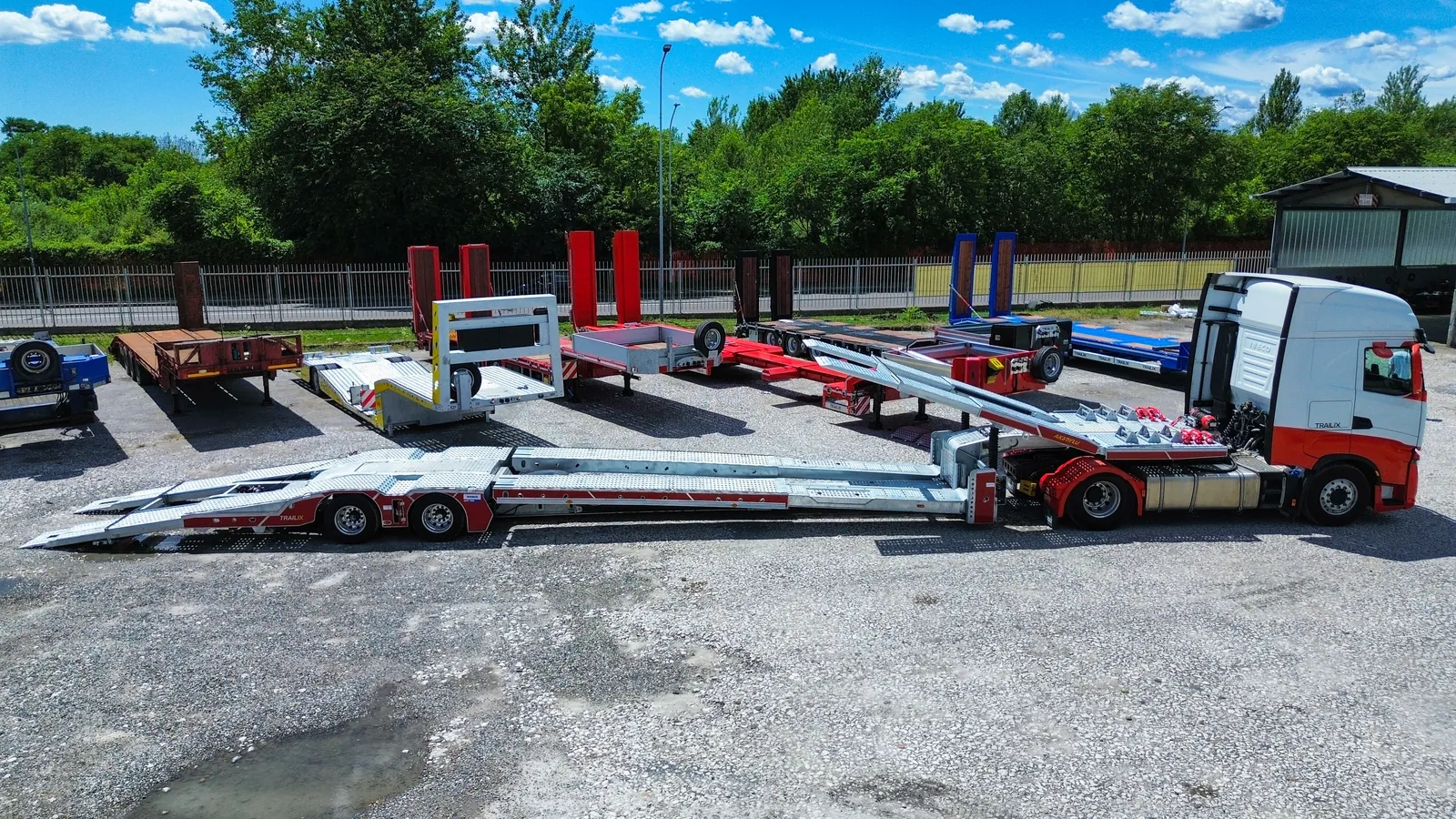 JX-2 PLUS vista aerea piazzale Semirimorchio carrellone 2 assi allungabile JX-2 PLUS Trailix per soccorso stradale nel piazzale Trailix, vista aerea