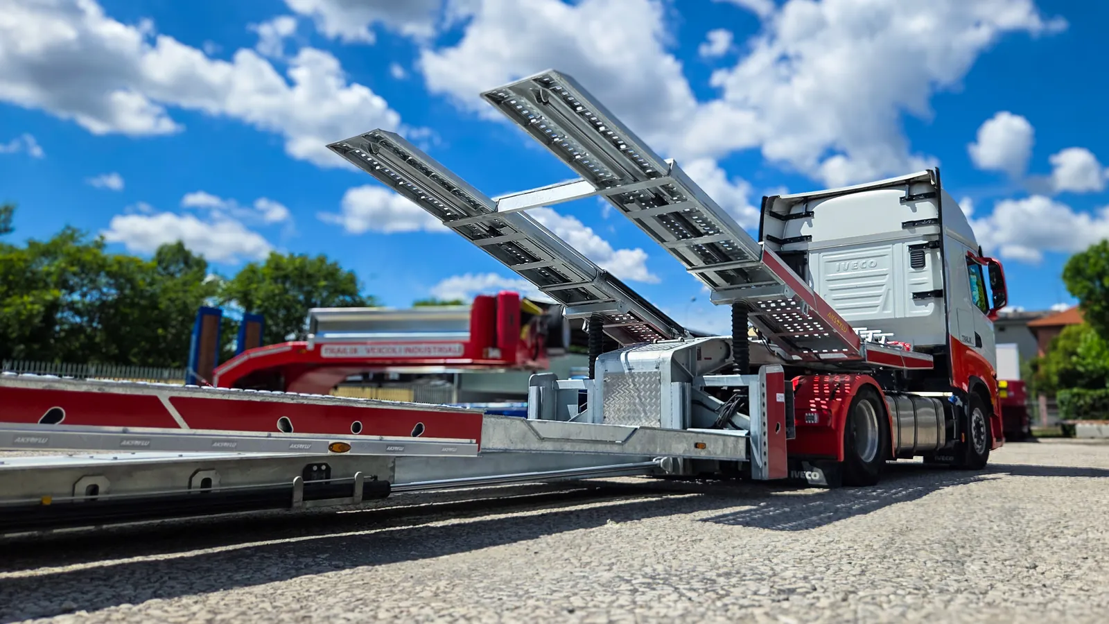 JX-2 PLUS rampe sollevate Semirimorchio carrellone 2 assi allungabile JX-2 PLUS Trailix per soccorso stradale con rampe posteriori sollevate, vista laterale