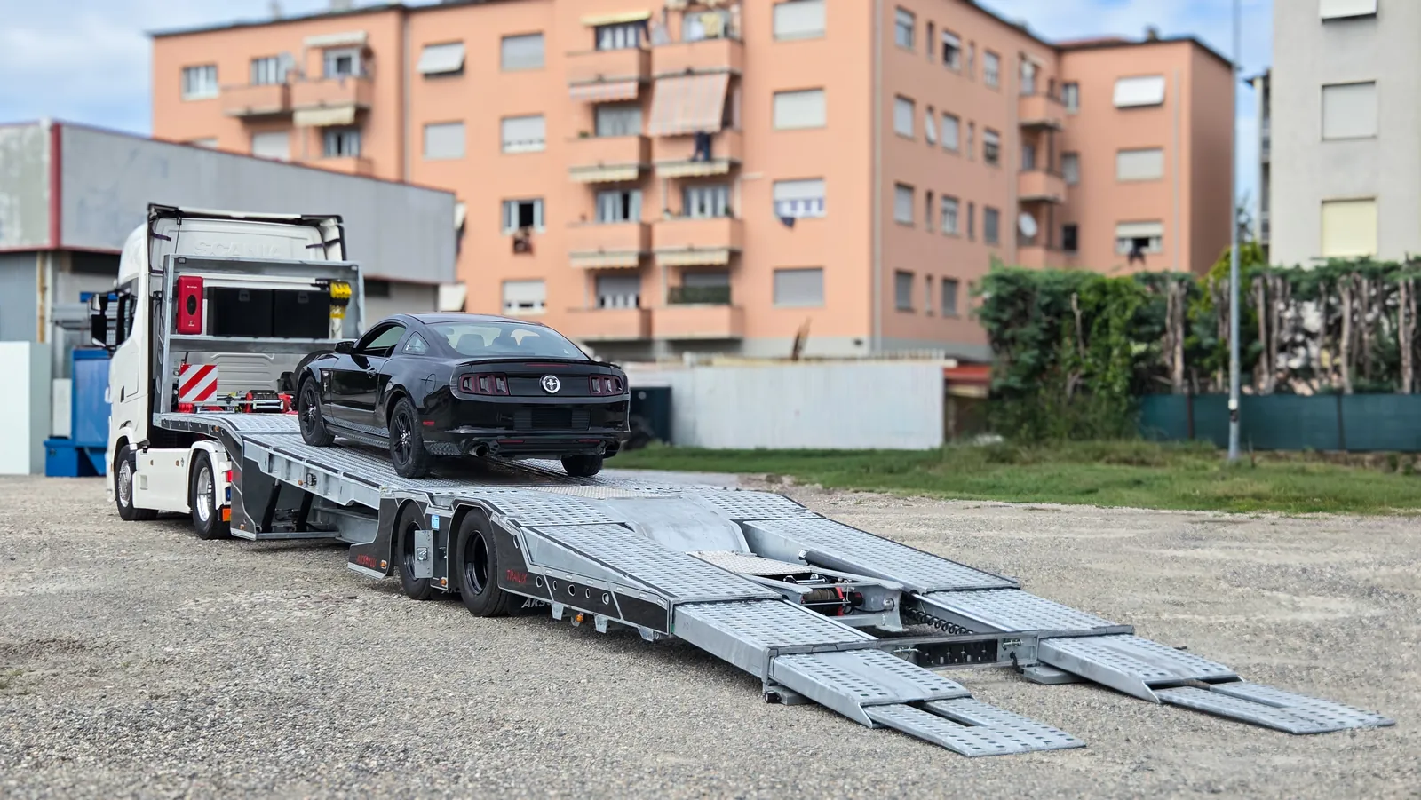 JX-2 carico auto rampe estese Semirimorchio carrellone 2 assi JX-2 Trailix per soccorso stradale con auto caricata e rampe estese, vista laterale