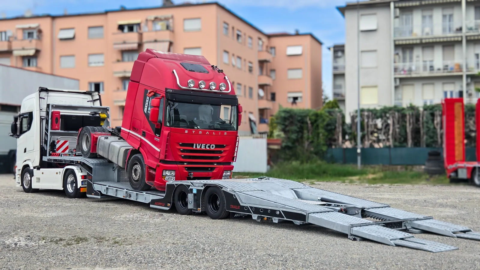 JX-2 carico trattore Iveco Semirimorchio carrellone 2 assi JX-2 Trailix per soccorso stradale con trattore Iveco caricato sulla vasca basculante