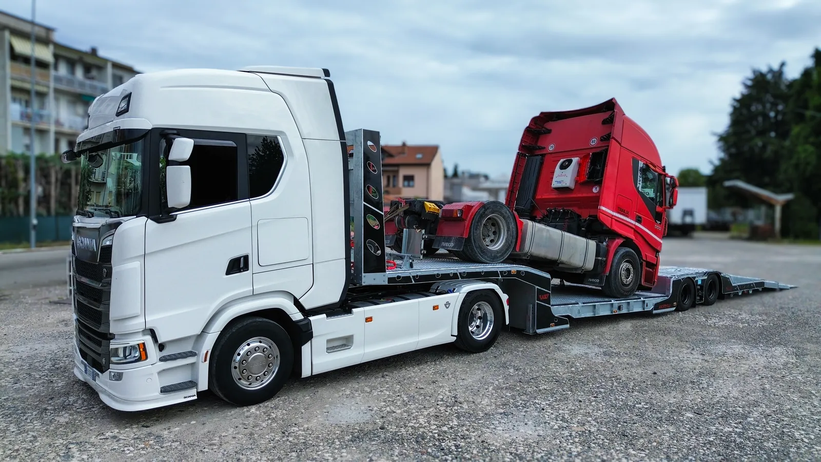 JX-2 carico trattore anteriore Semirimorchio carrellone 2 assi JX-2 Trailix per soccorso stradale con trattore stradale caricato, vista anteriore