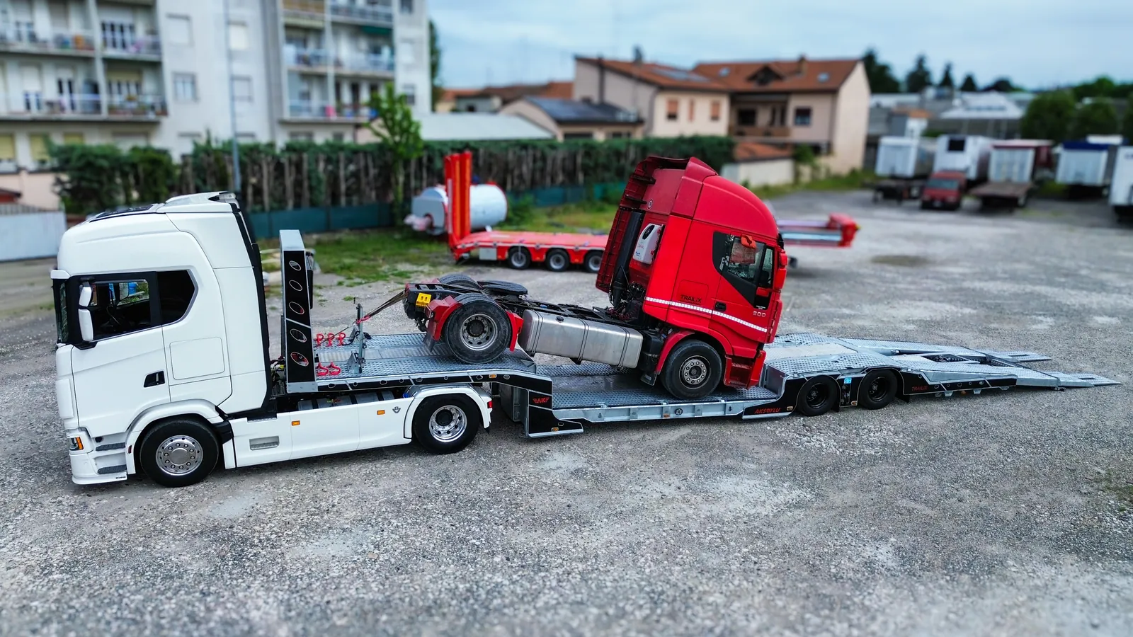 JX-2 carico trattore laterale Semirimorchio carrellone 2 assi JX-2 Trailix per soccorso stradale con trattore stradale caricato, vista laterale