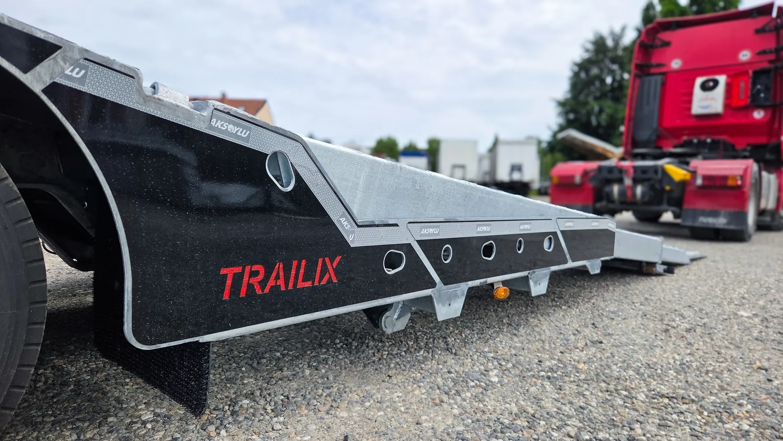 JX-2 scritta Trailix fiancata Scritta Trailix sulla fiancata del Semirimorchio carrellone 2 assi JX-2 Trailix per soccorso stradale