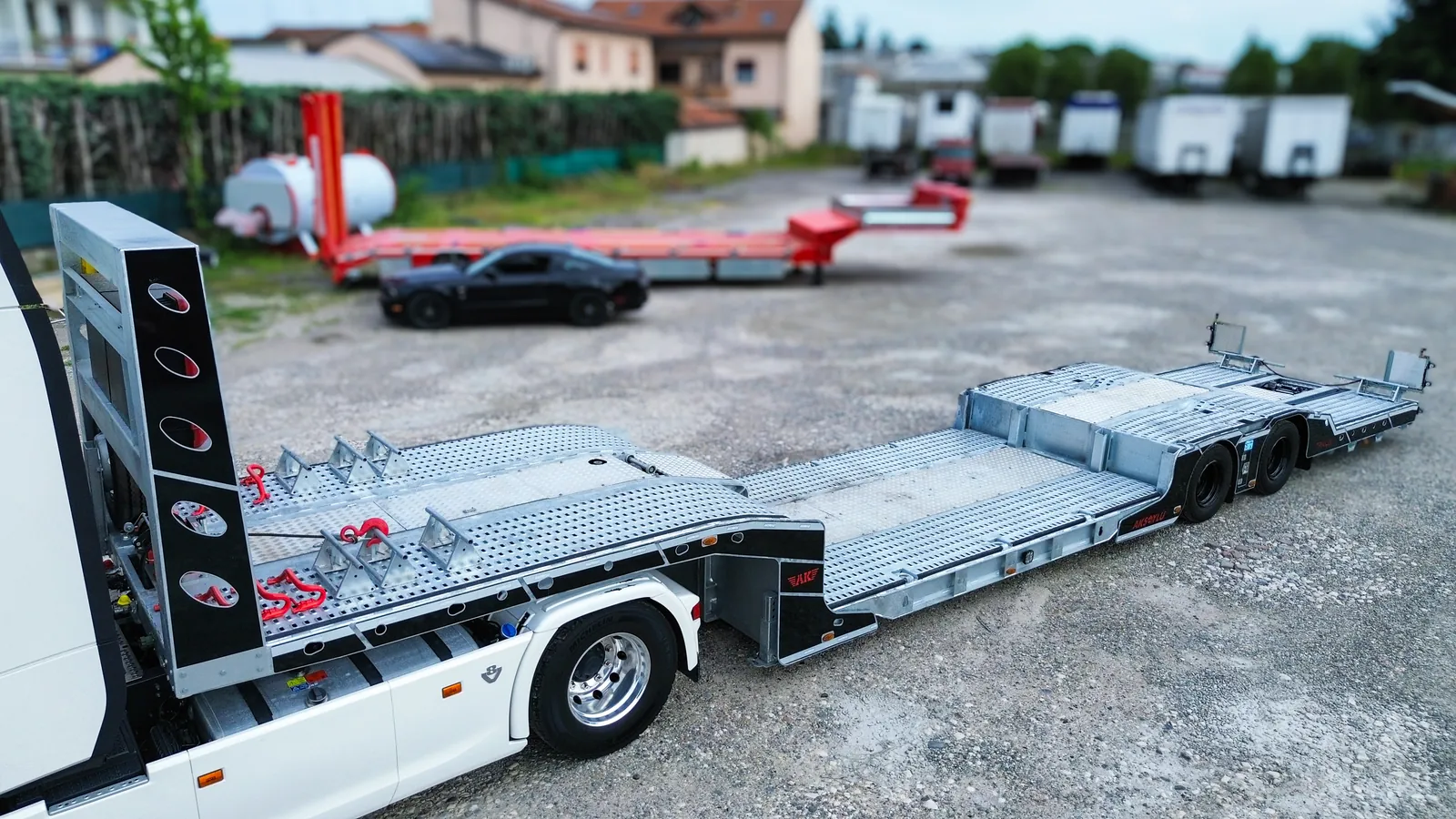 JX-2 vista aerea posteriore Semirimorchio carrellone 2 assi JX-2 Trailix per soccorso stradale, vista aerea posteriore con rampe estese