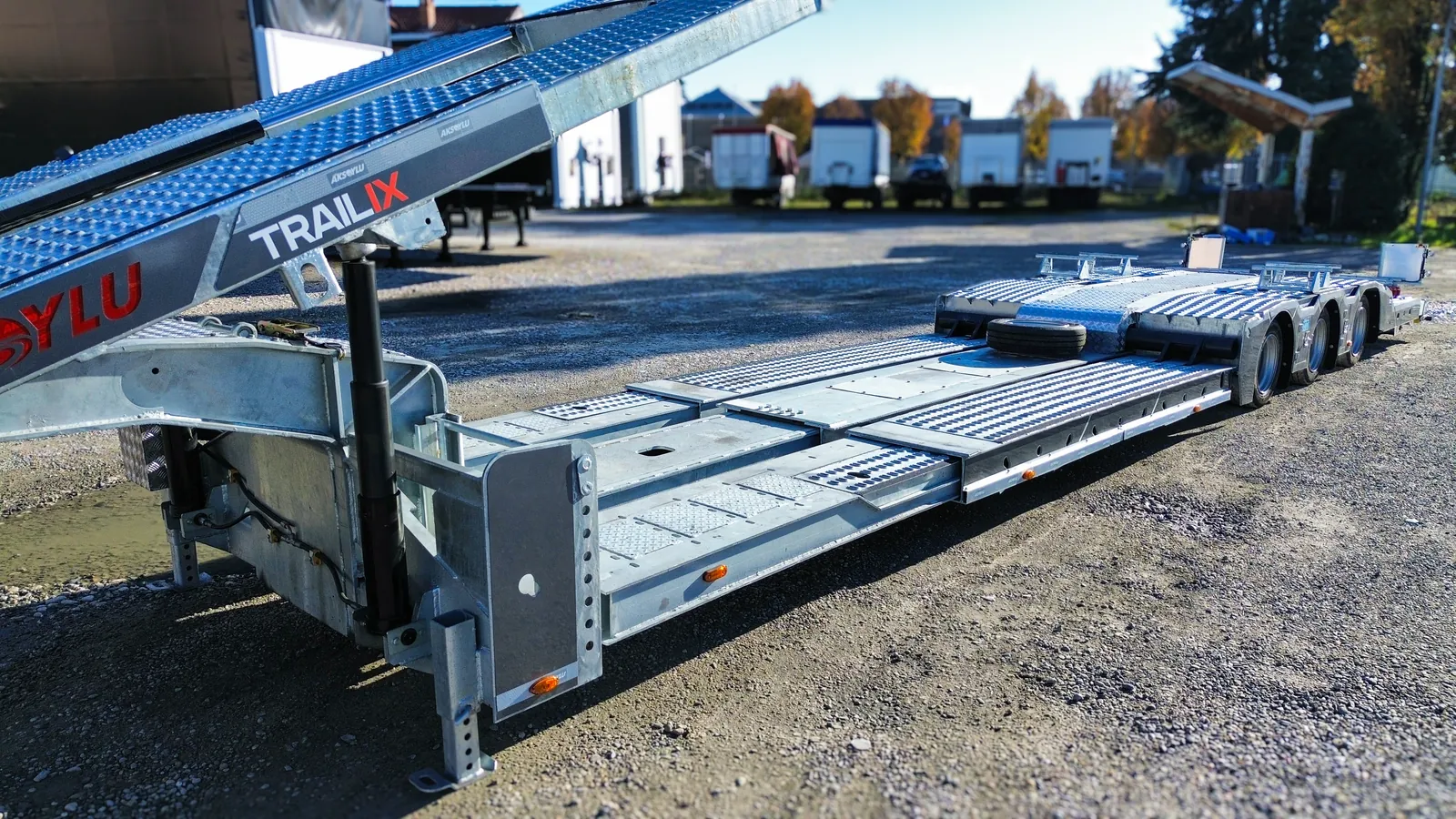 JX-3 PLUS scritta Trailix Scritta Trailix sulla rampa del Semirimorchio carrellone 3 assi allungabile JX-3 PLUS Trailix