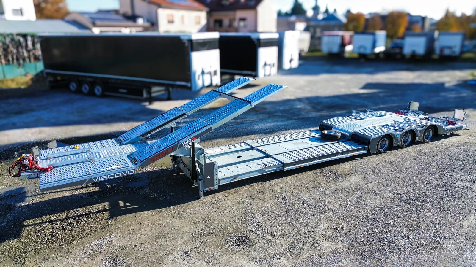 JX-3 PLUS vista aerea posteriore Semirimorchio carrellone 3 assi allungabile JX-3 PLUS Trailix, vista aerea posteriore con culla sollevata