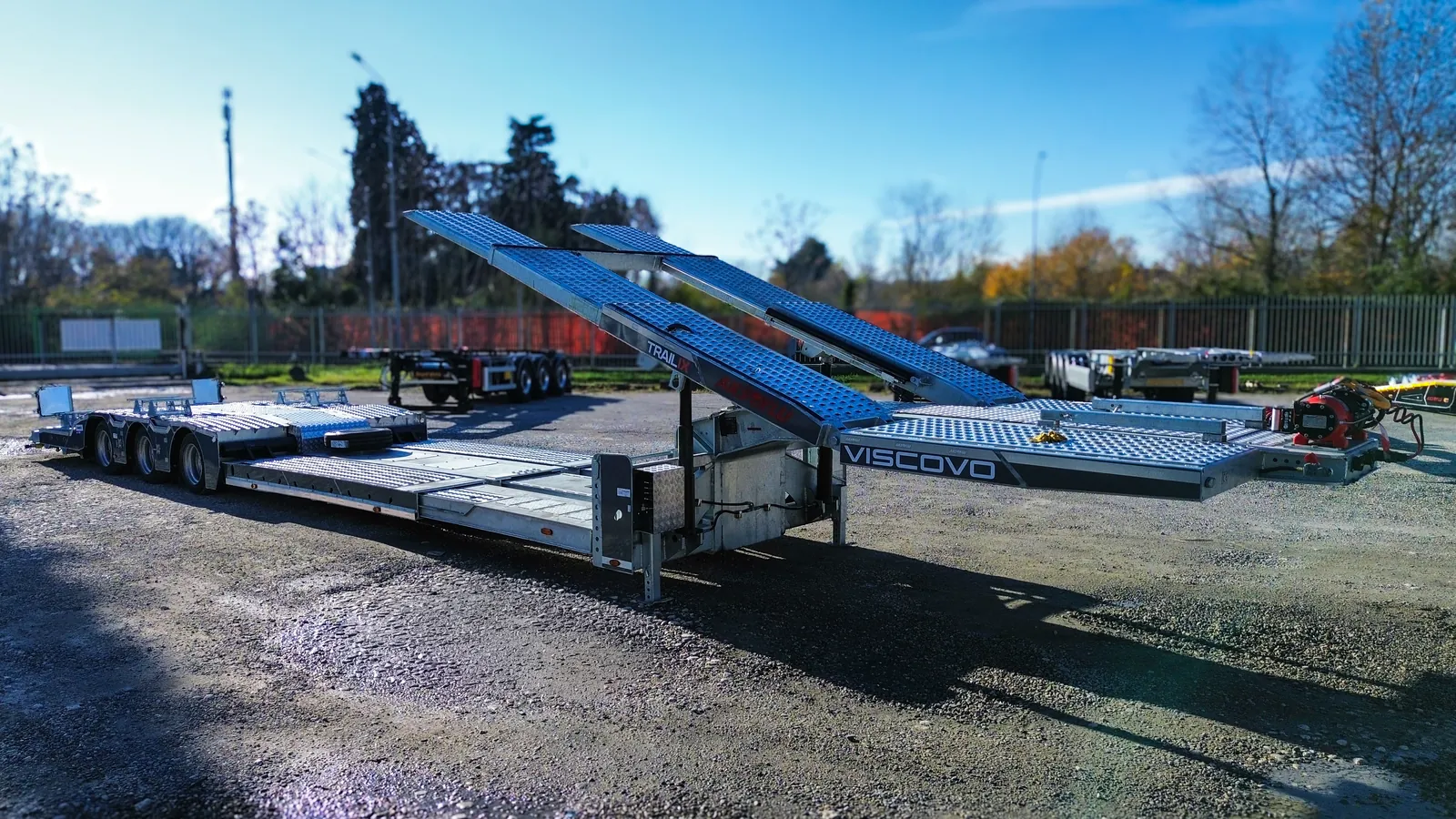 JX-3 PLUS tre quarti rampe Semirimorchio carrellone 3 assi allungabile JX-3 PLUS Trailix, vista tre quarti con rampe sollevate