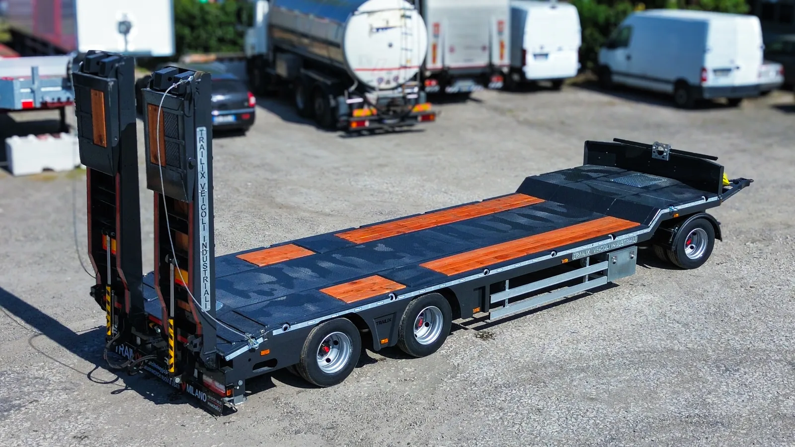 NX-3 rampe doppie e pianale Rampe posteriori doppie elettro-idrauliche e pianale antiscivolo del Rimorchio carrellone 3 assi NX-3 Trailix per trasporto macchine operatrici