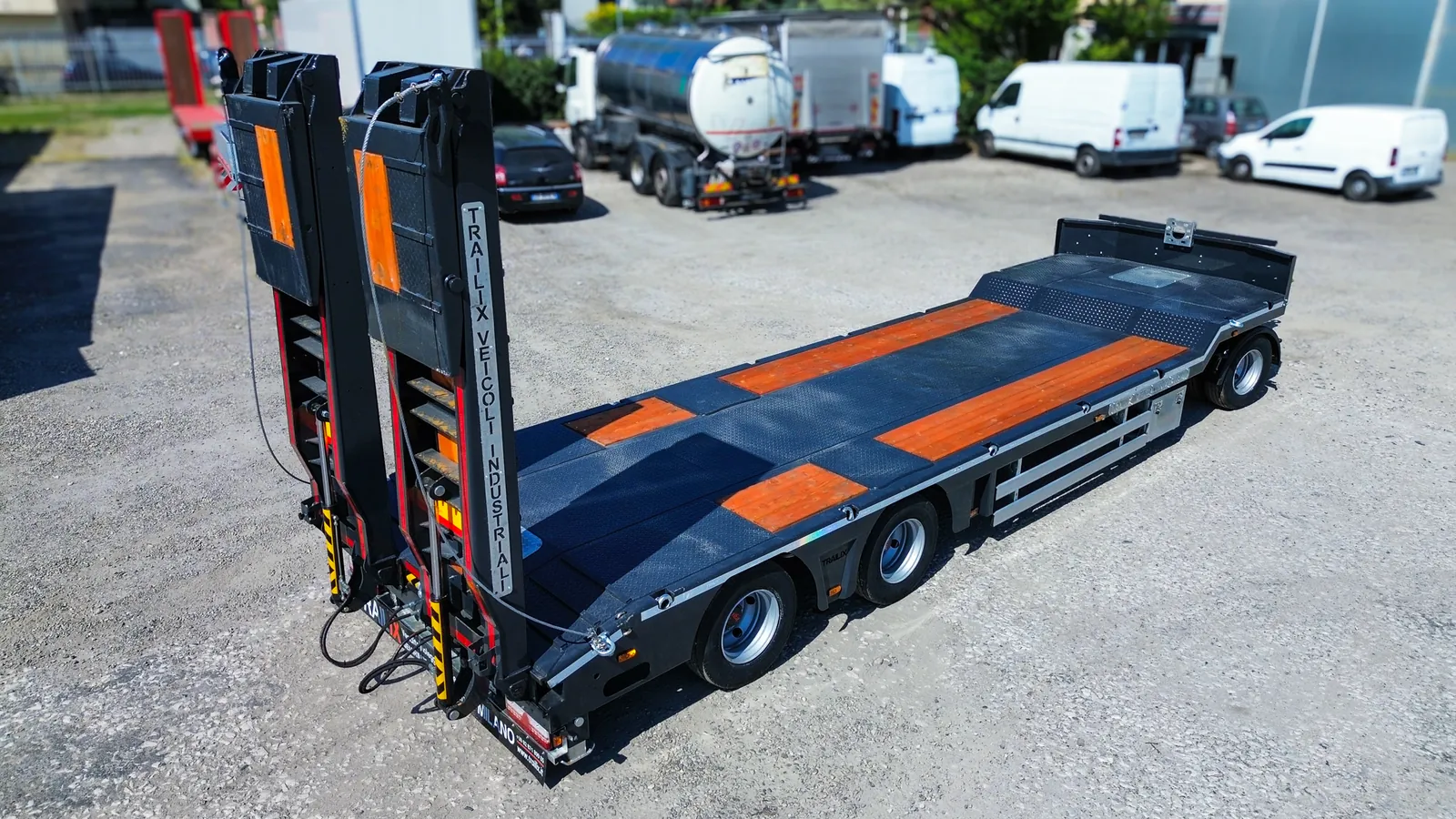 NX-3 rampe doppie posteriori Rampe doppie elettro-idrauliche con traslatore del Rimorchio carrellone 3 assi NX-3 Trailix per trasporto macchine operatrici, dettaglio posteriore