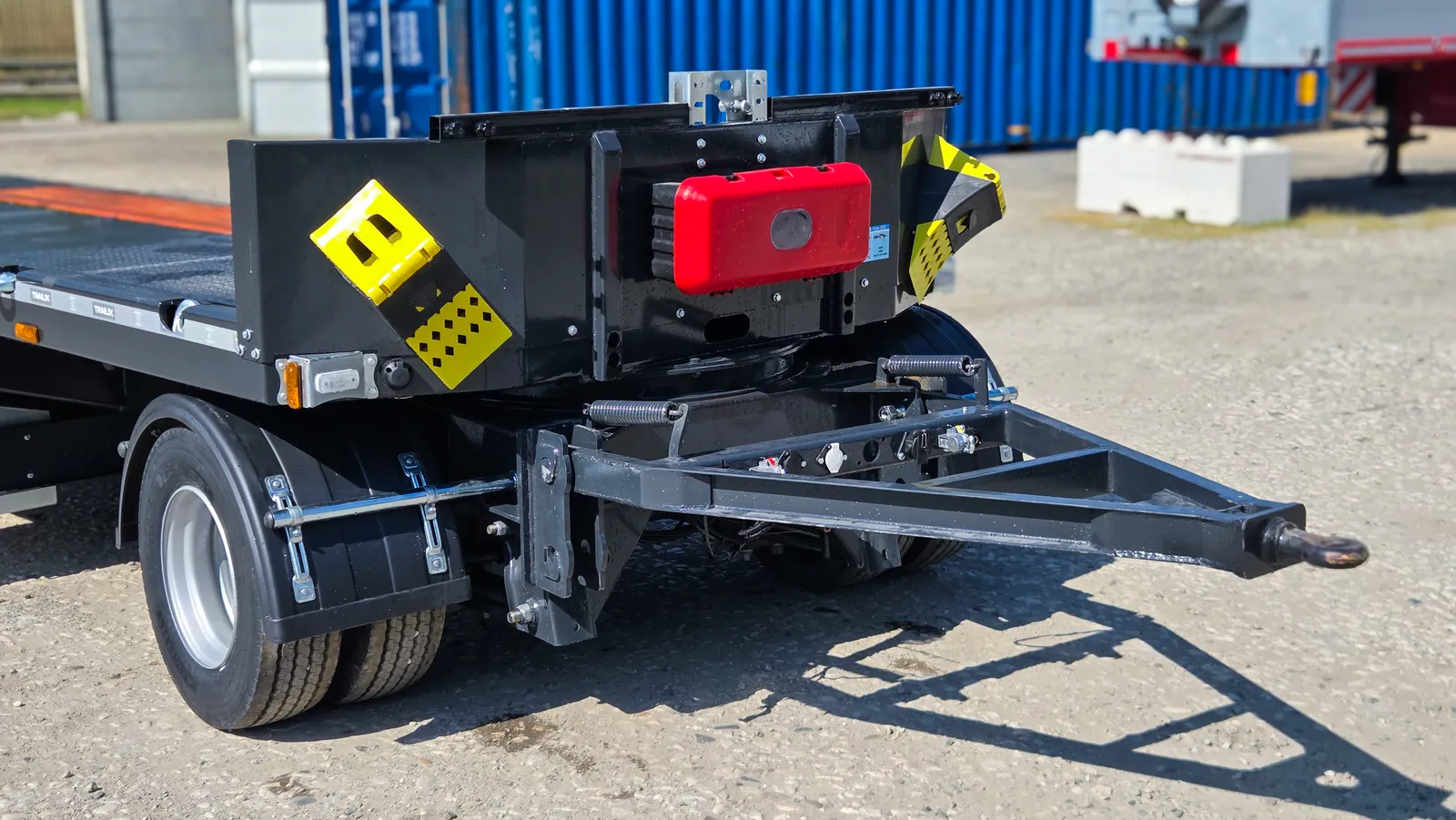 NX-3 timone e occhione Timone con occhione Ø50, assale anteriore e cassetta attrezzi del Rimorchio carrellone 3 assi NX-3 Trailix per trasporto macchine operatrici