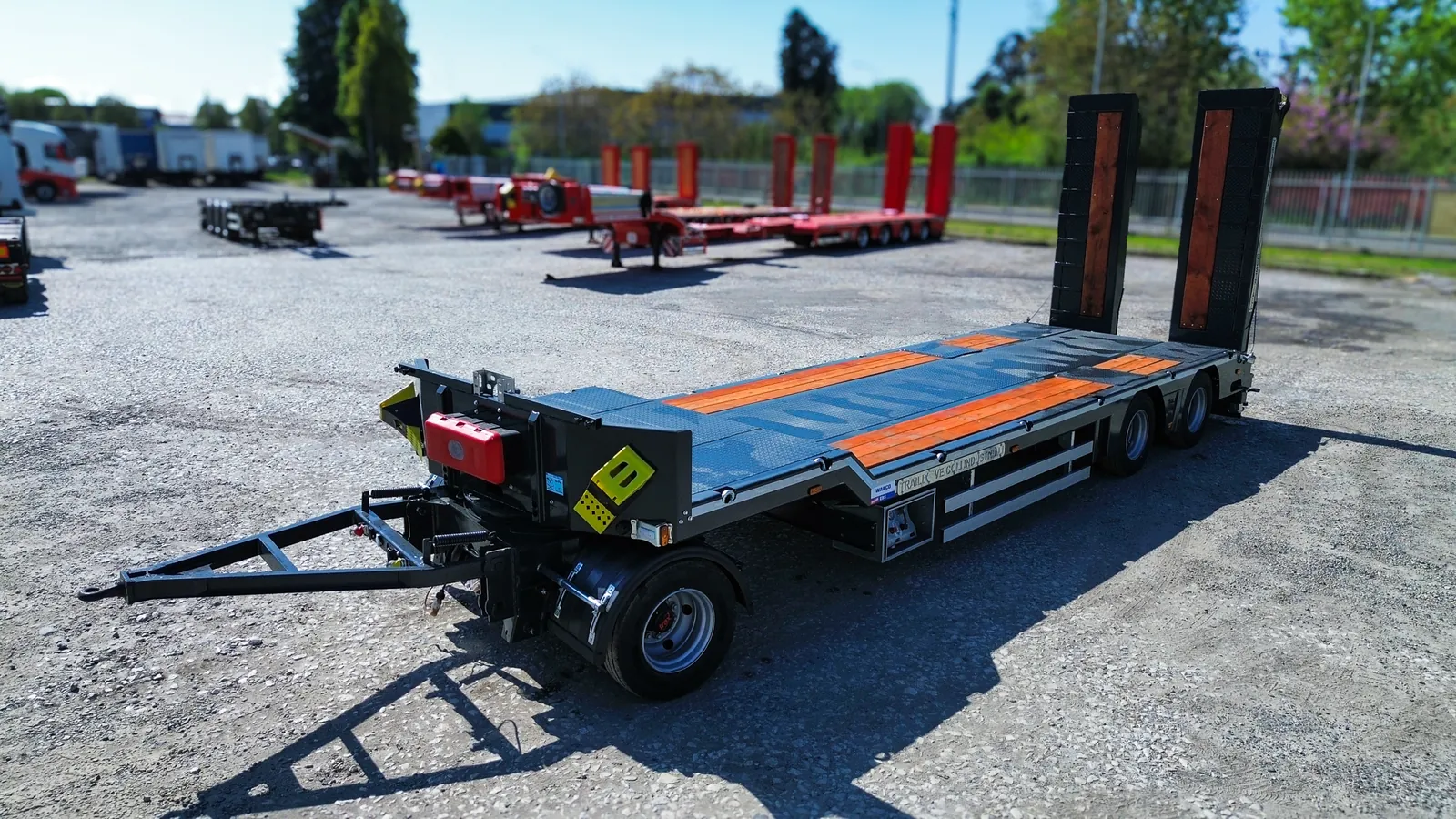 NX-3 Rimorchio Carrellone 3 Assi Rimorchio carrellone 3 assi NX-3 Trailix per trasporto macchine operatrici, vista tre quarti anteriore con rampe doppie sollevate
