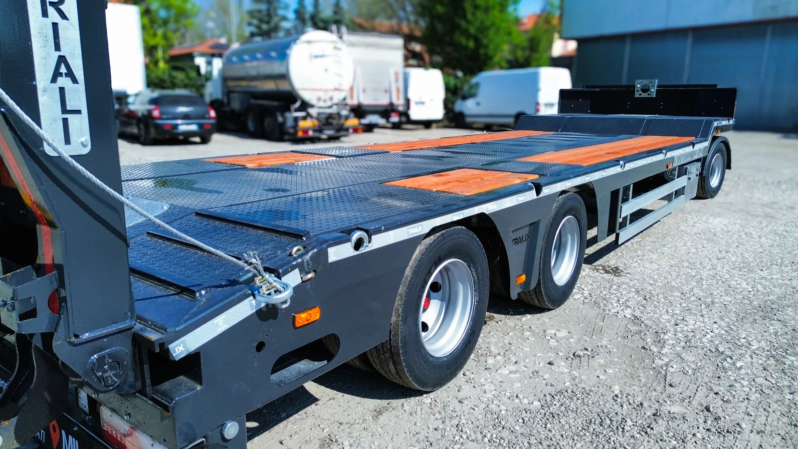 NX-3 scritta Trailix Scritta Trailix Veicoli Industriali sulla rampa del Rimorchio carrellone 3 assi NX-3 Trailix per trasporto macchine operatrici, vista dal pianale