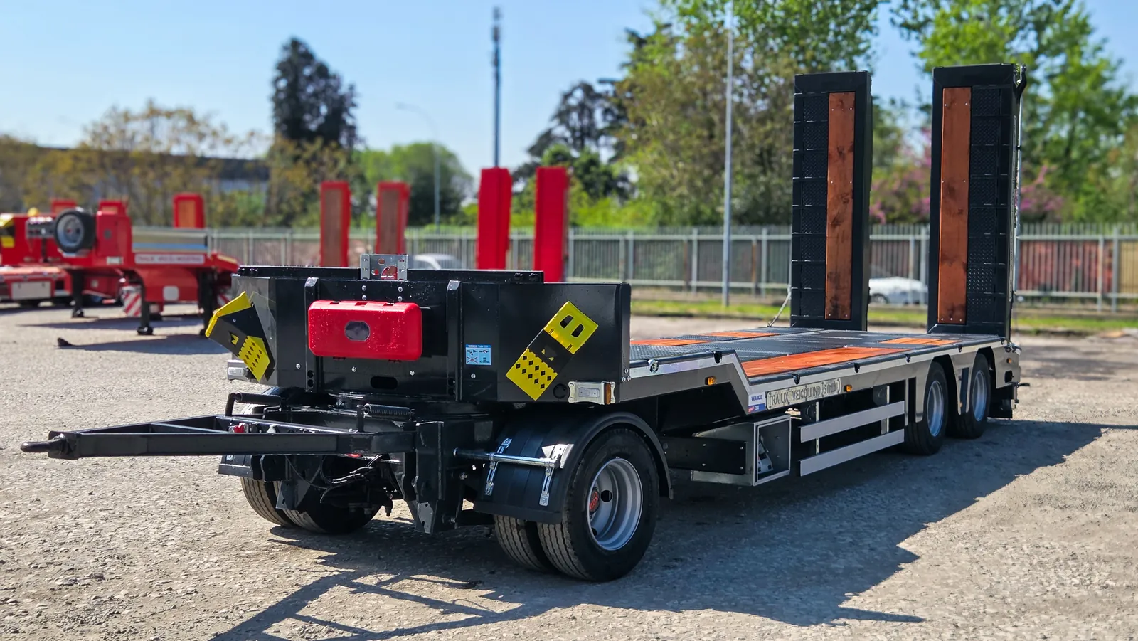 NX-3 vista anteriore timone Rimorchio carrellone 3 assi NX-3 Trailix per trasporto macchine operatrici, vista anteriore con timone e cassetta attrezzi