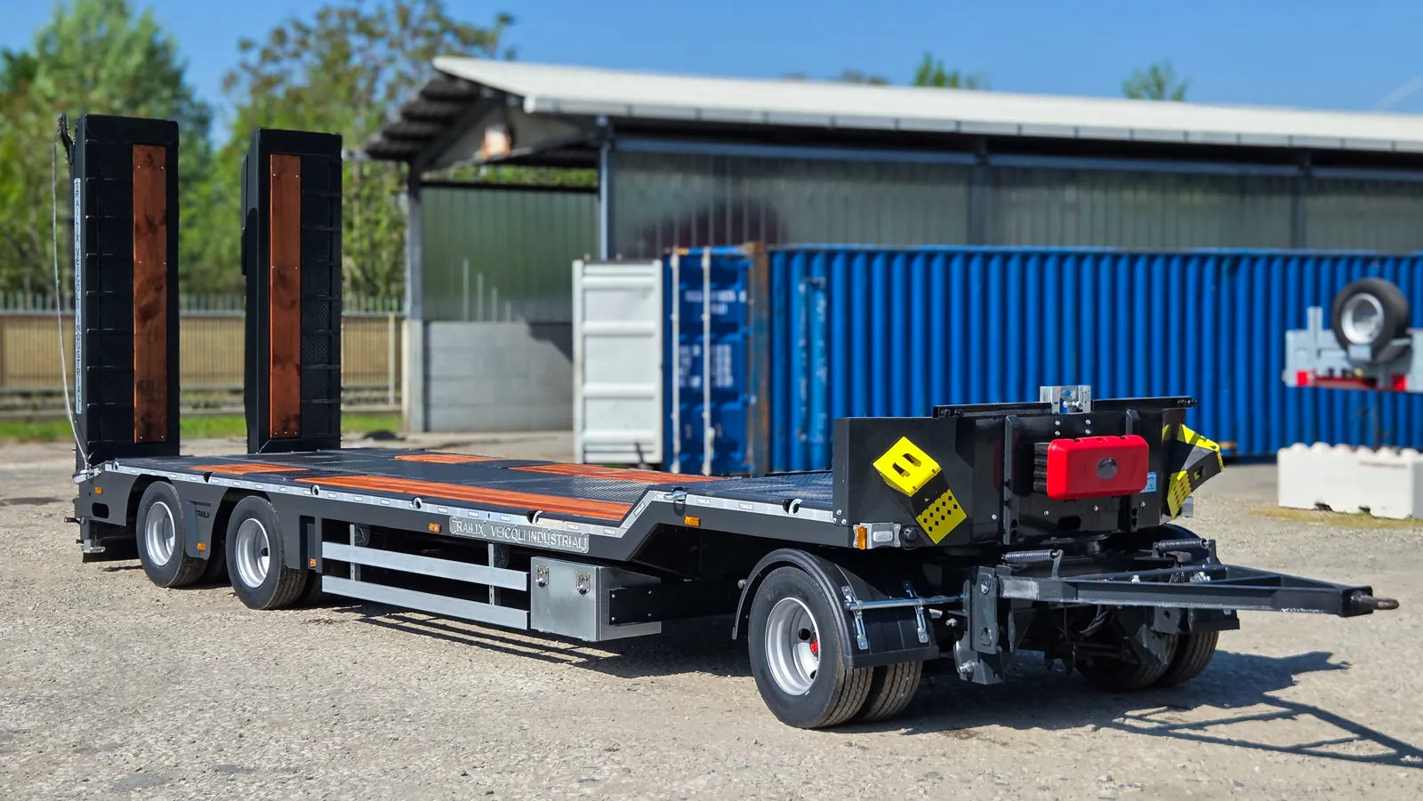 NX-3 vista laterale timone Rimorchio carrellone 3 assi NX-3 Trailix per trasporto macchine operatrici, vista laterale con timone