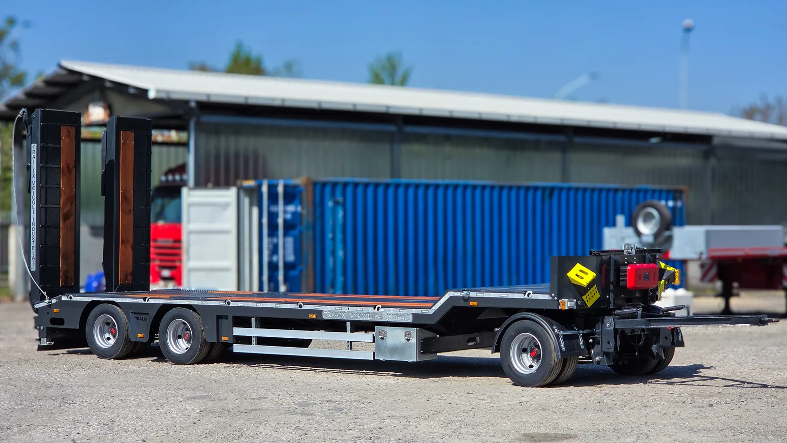NX-3 vista laterale Rimorchio carrellone 3 assi NX-3 Trailix per trasporto macchine operatrici, vista laterale con assali 1+2