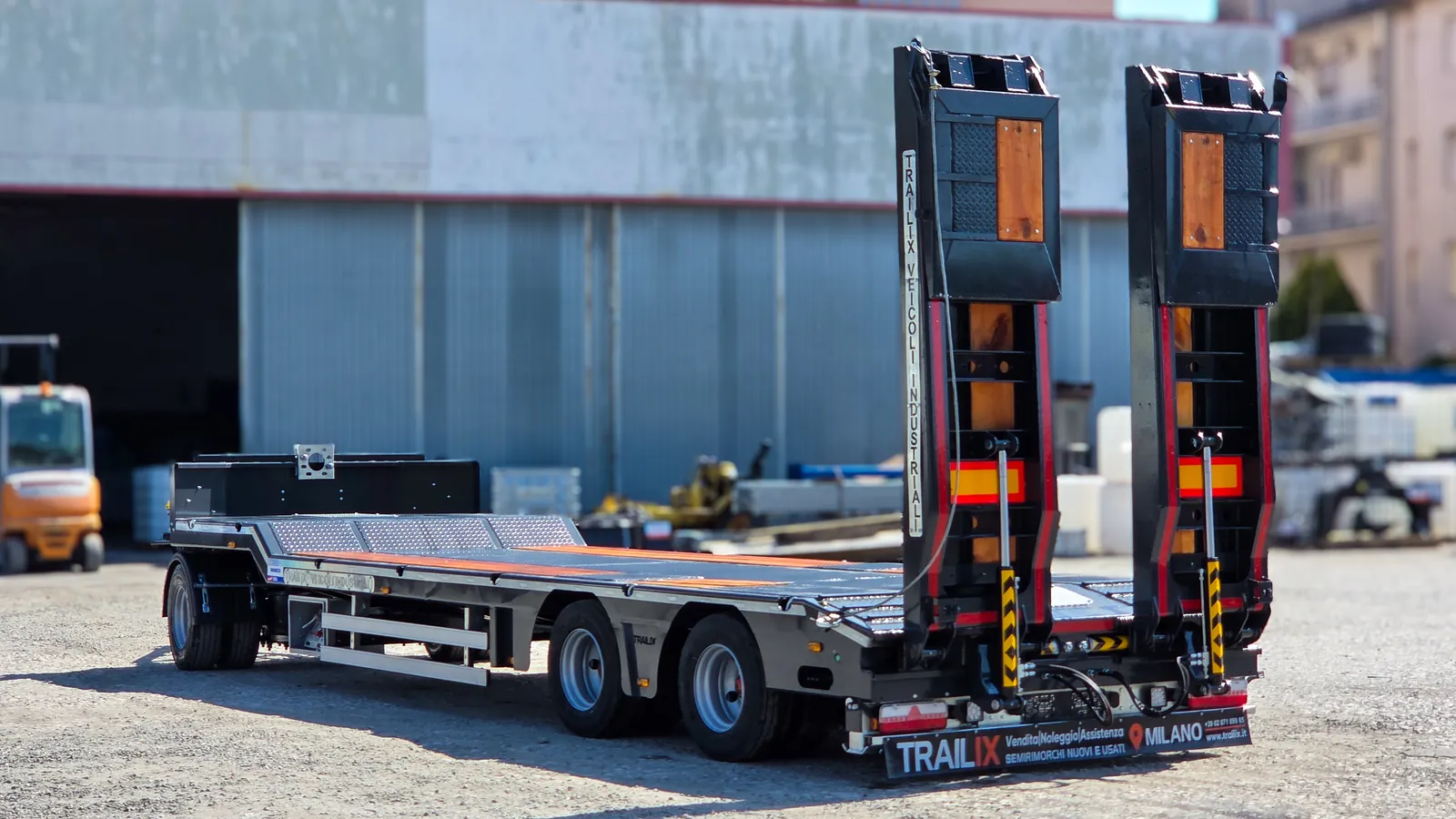 NX-3 vista posteriore Rimorchio carrellone 3 assi NX-3 Trailix per trasporto macchine operatrici, vista posteriore con scritta Trailix