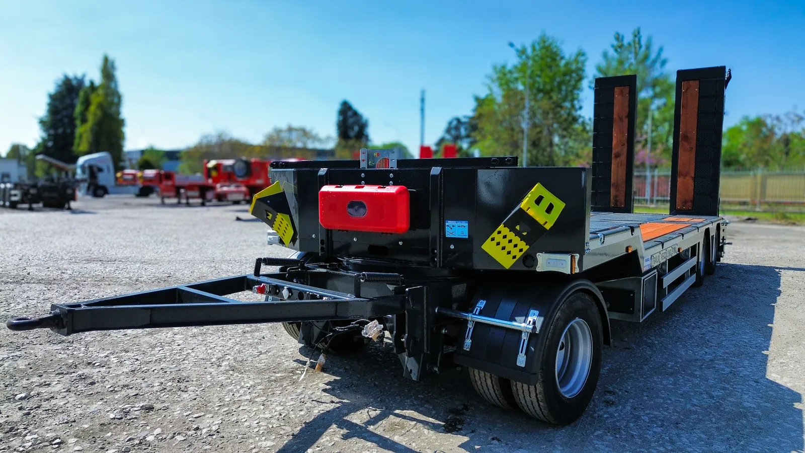 NX-3 vista anteriore bassa Rimorchio carrellone 3 assi NX-3 Trailix per trasporto macchine operatrici, vista tre quarti anteriore ribassata