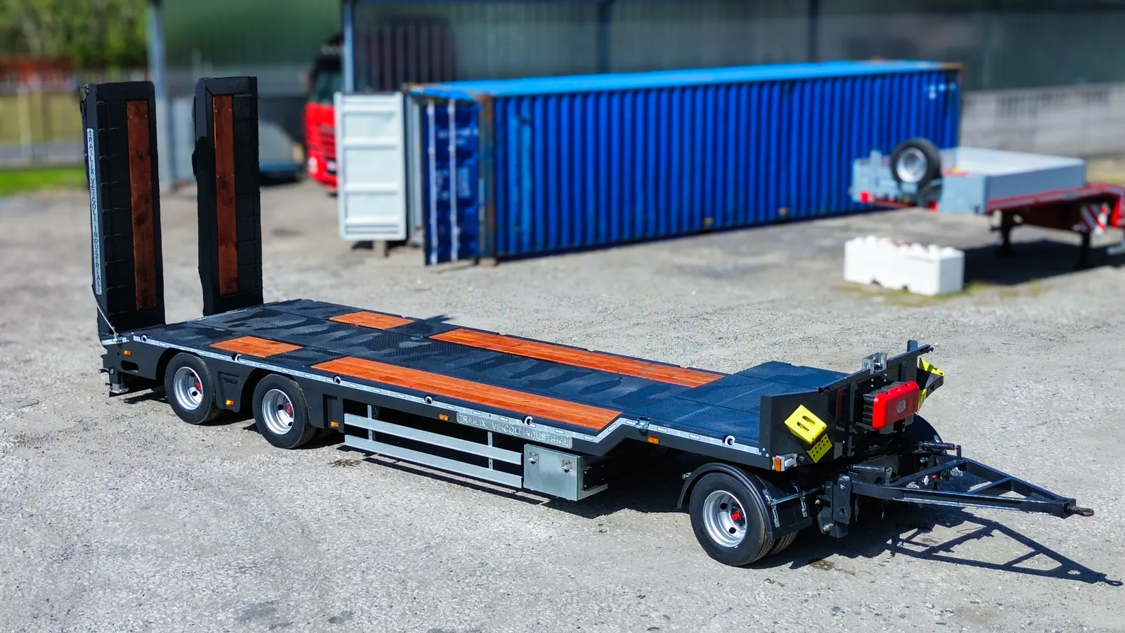 NX-3 vista tre quarti posteriore Rimorchio carrellone 3 assi NX-3 Trailix per trasporto macchine operatrici, vista tre quarti posteriore con rampe sollevate