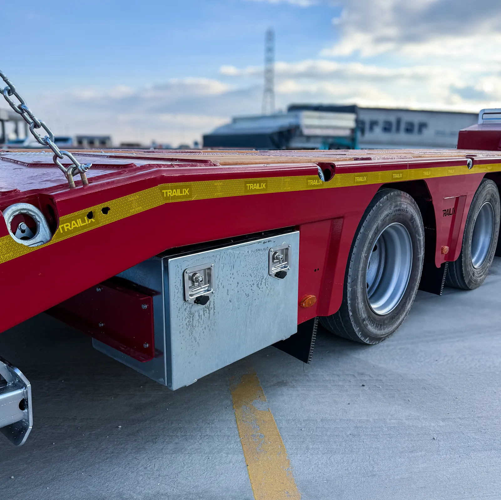 TX-3 SMART assali e cassetta Assali e cassetta attrezzi del Semirimorchio carrellone 3 assi TX-3 SMART Trailix per trasporto macchine operatrici, dettaglio