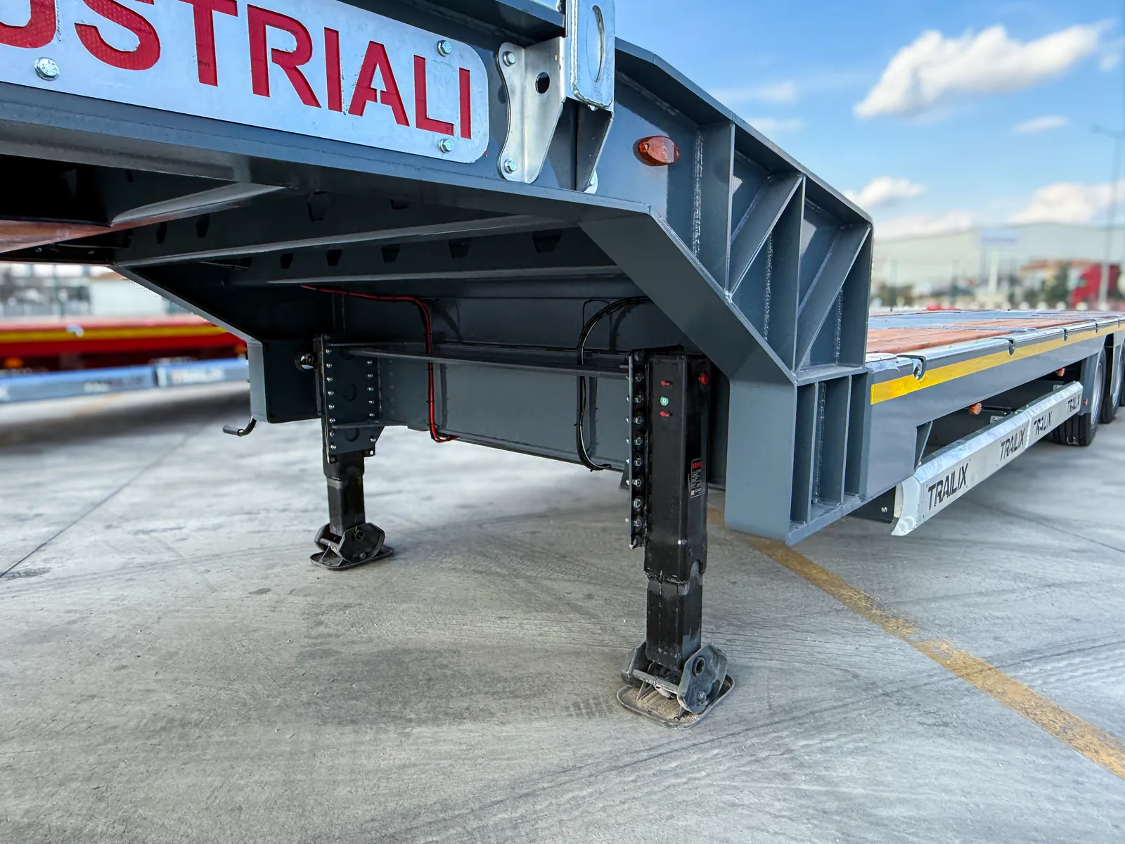 TX-3 SMART collo e piede Collo in acciaio ad alta resistenza e piede di appoggio del Semirimorchio carrellone 3 assi TX-3 SMART Trailix per trasporto macchine operatrici