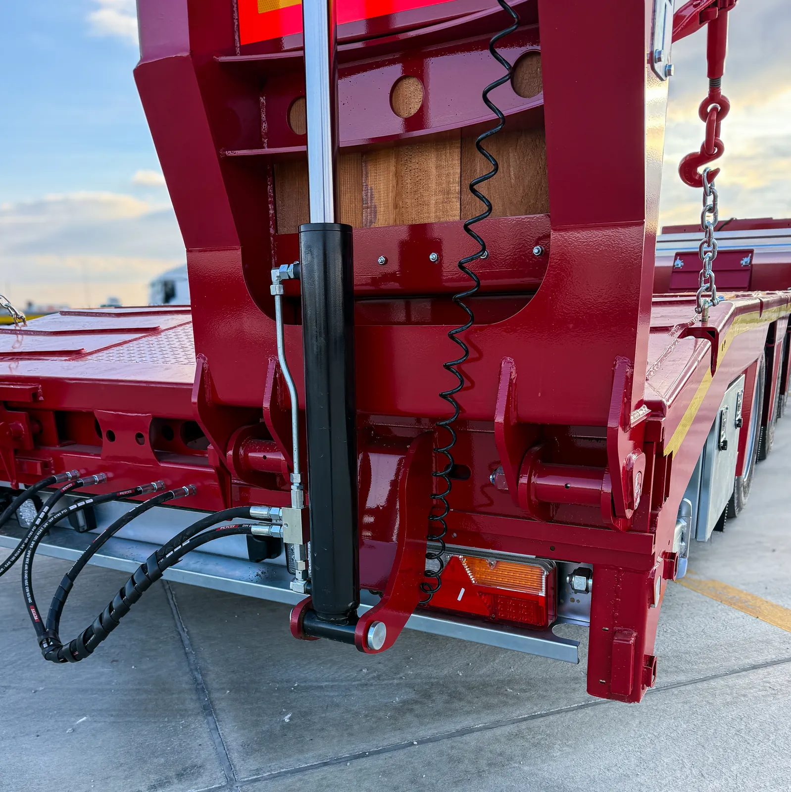 TX-3 SMART meccanismo rampe Meccanismo elettrico di sollevamento rampe del Semirimorchio carrellone 3 assi TX-3 SMART Trailix per trasporto macchine operatrici, dettaglio