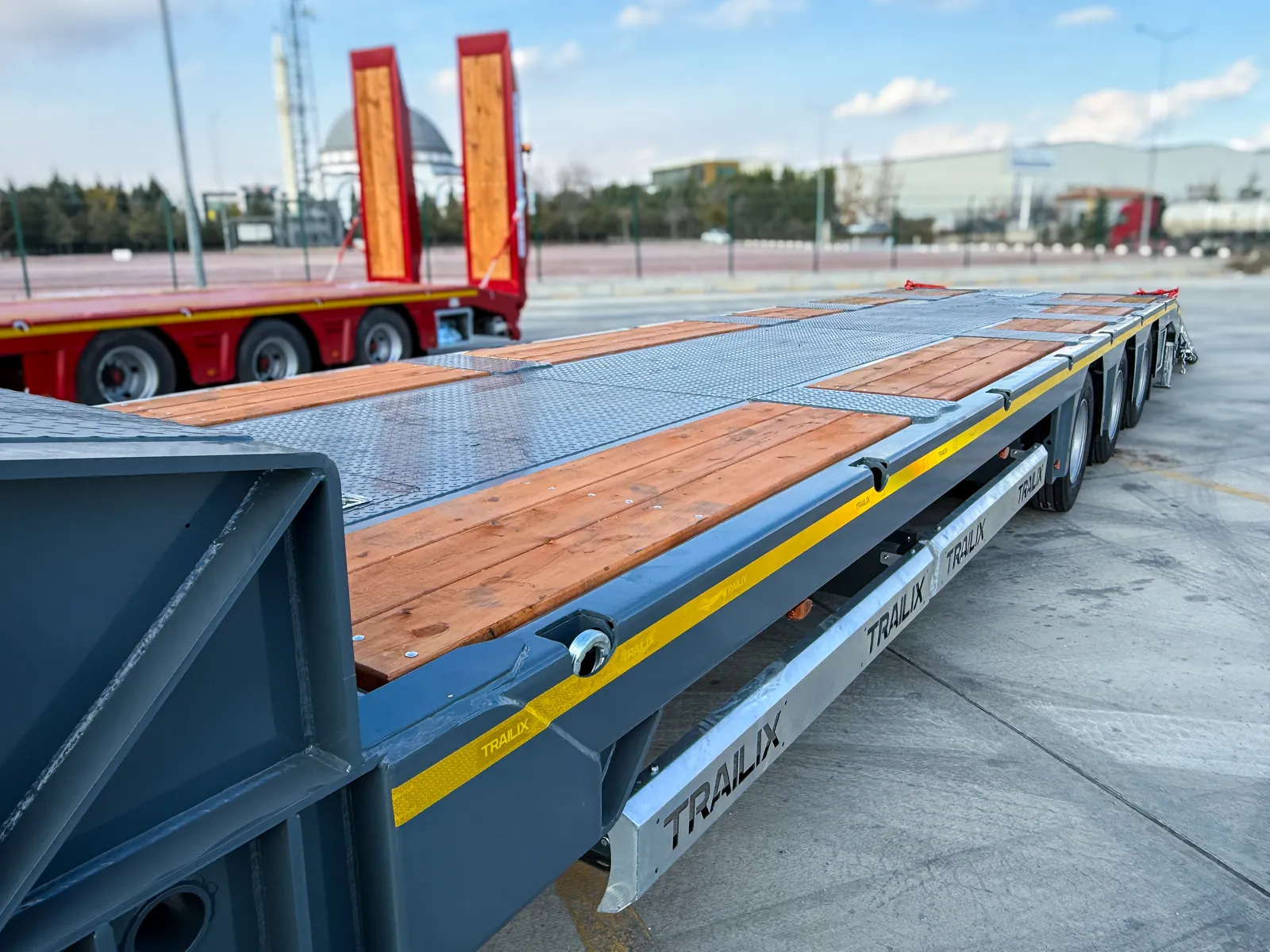 TX-3 SMART piano legno e acciaio Piano di carico in acciaio con inserti in legno del Semirimorchio carrellone 3 assi TX-3 SMART Trailix per trasporto macchine operatrici