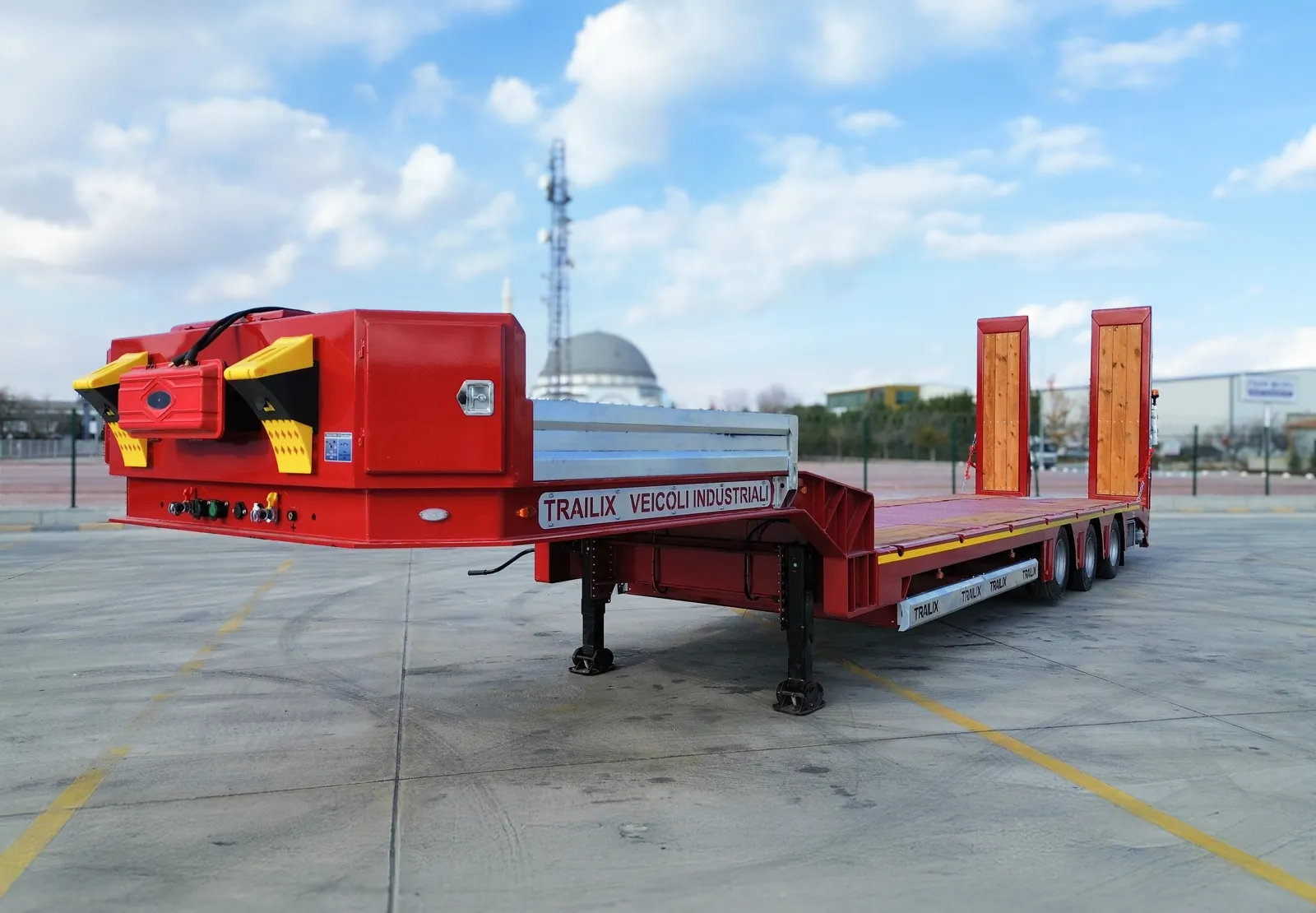 TX-3 SMART Semirimorchio Carrellone 3 Assi Semirimorchio carrellone 3 assi TX-3 SMART Trailix per trasporto macchine operatrici, vista anteriore con rampe sollevate