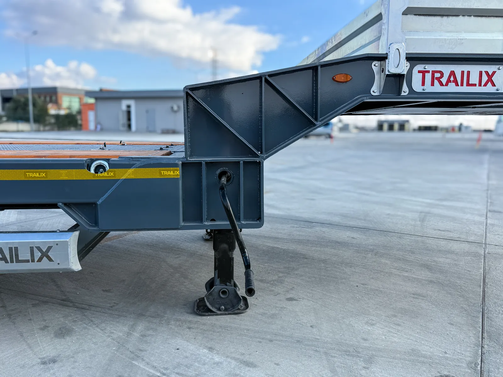 TX-3 SMART grigio scritta Trailix Semirimorchio carrellone 3 assi TX-3 SMART Trailix per trasporto macchine operatrici in versione grigia con scritta Trailix sul collo