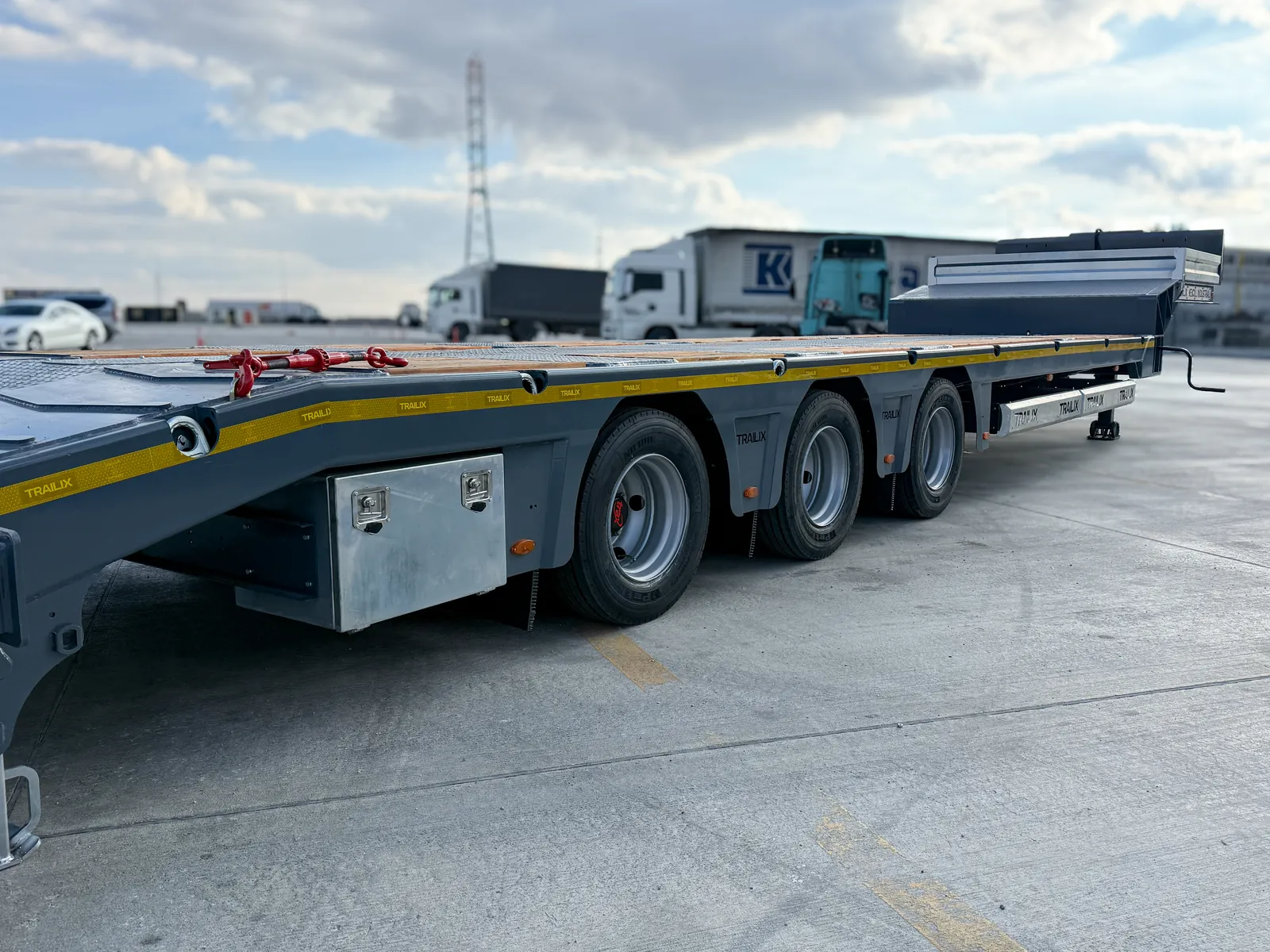 TX-3 SMART grigio vista posteriore Semirimorchio carrellone 3 assi TX-3 SMART Trailix per trasporto macchine operatrici in versione grigia, vista tre quarti posteriore