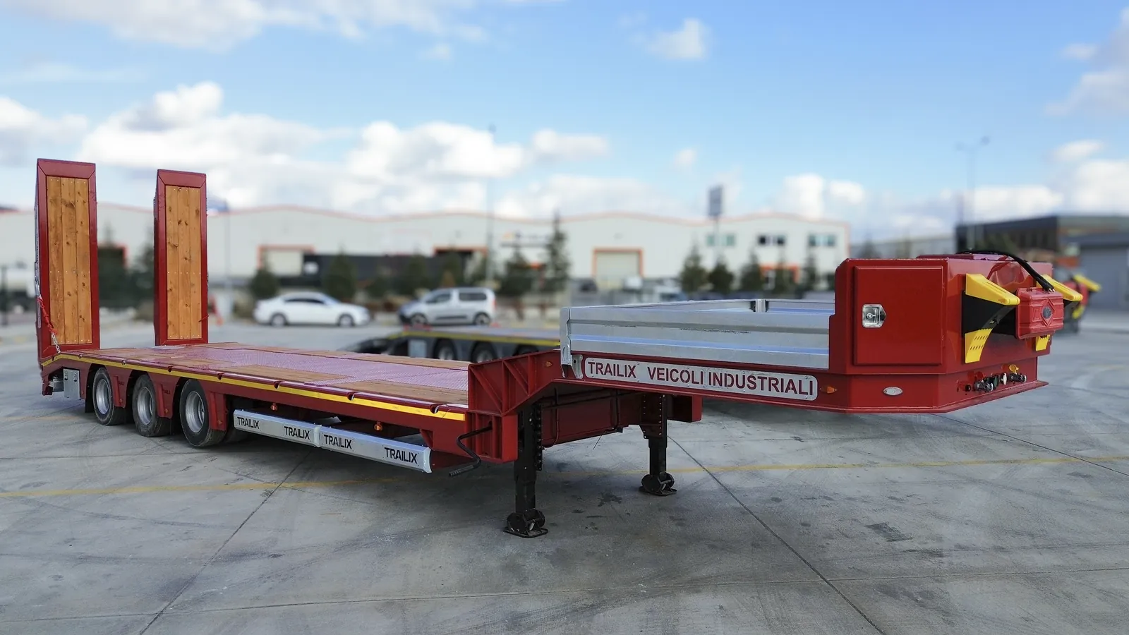 TX-3 SMART vista laterale anteriore Semirimorchio carrellone 3 assi TX-3 SMART Trailix per trasporto macchine operatrici, vista laterale anteriore con rampe sollevate