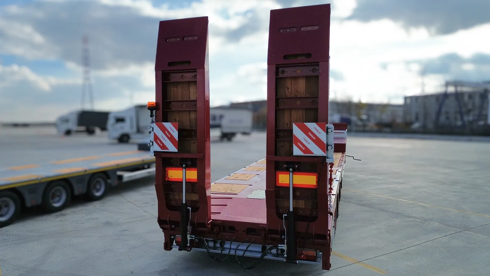 TX-3 SMART vista posteriore Semirimorchio carrellone 3 assi TX-3 SMART Trailix per trasporto macchine operatrici, vista posteriore con rampe elettriche sollevate