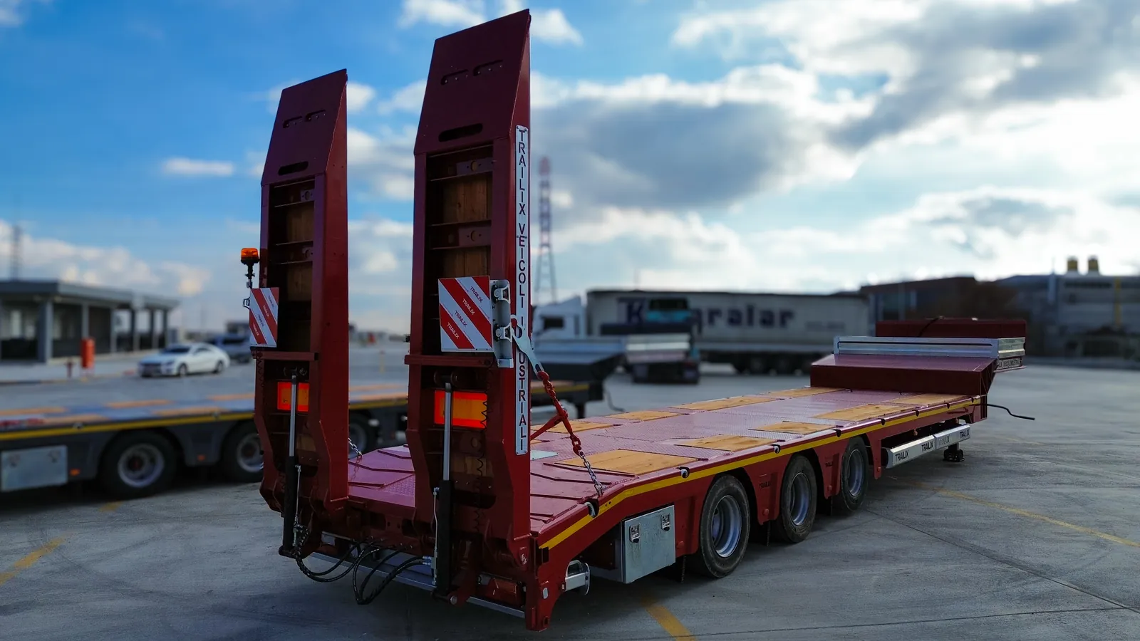 TX-3 SMART vista tre quarti posteriore Semirimorchio carrellone 3 assi TX-3 SMART Trailix per trasporto macchine operatrici, vista tre quarti posteriore con rampe singole sollevate