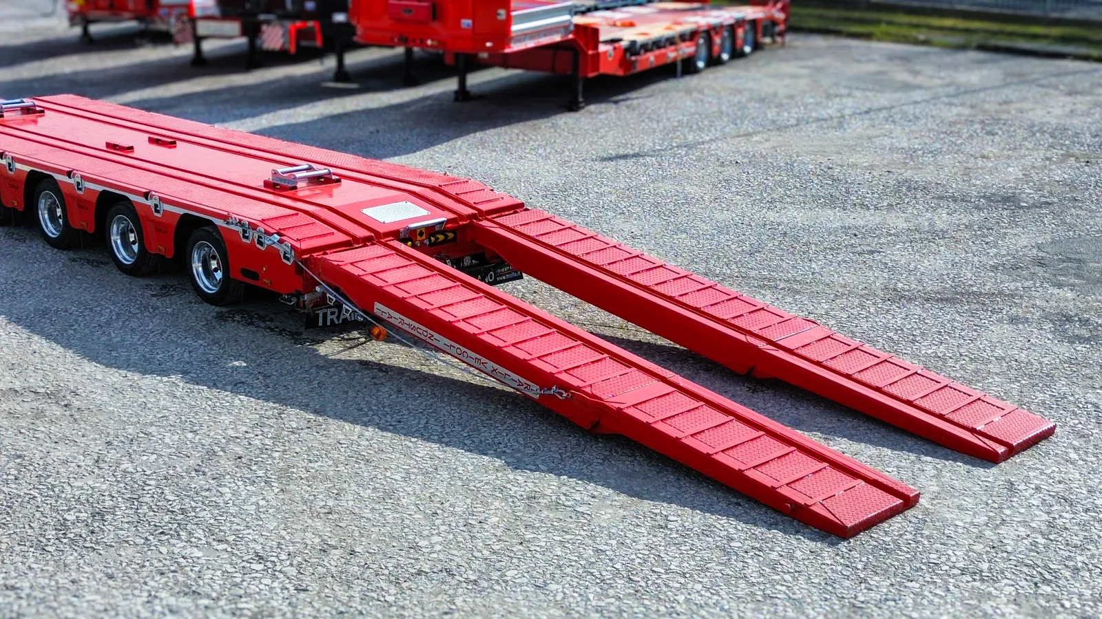 TX-4 allungato rampe abbassate Semirimorchio carrellone 4 assi TX-4 Trailix per trasporto macchine operatrici con telaio allungato e rampe doppie abbassate, vista posteriore