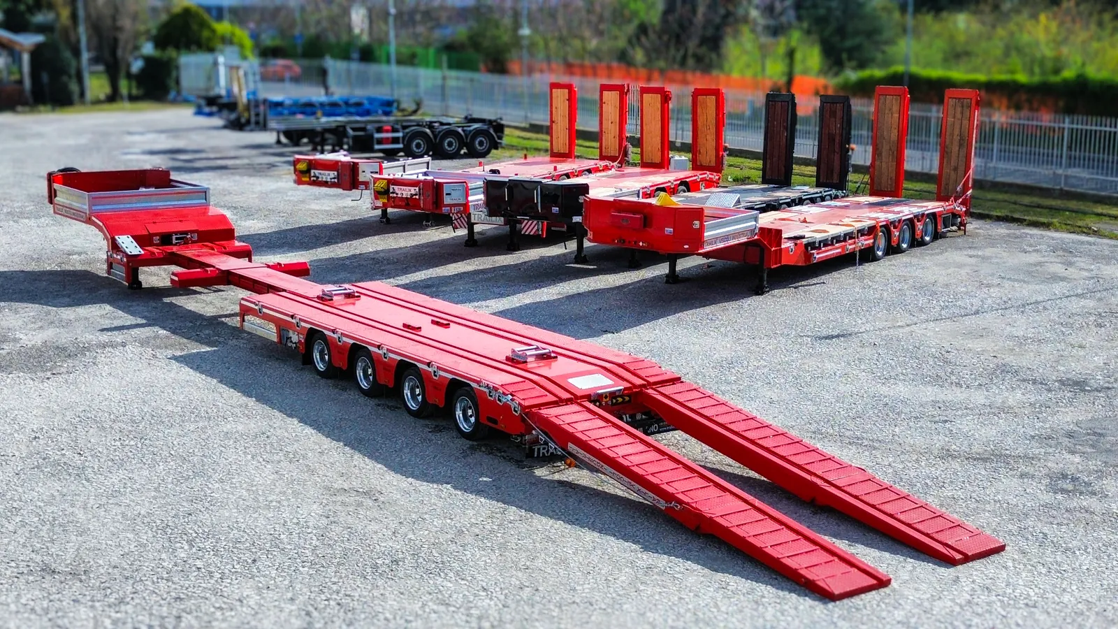TX-4 allungato vista anteriore Semirimorchio carrellone 4 assi TX-4 Trailix per trasporto macchine operatrici con telaio allungato, vista anteriore con rampe abbassate