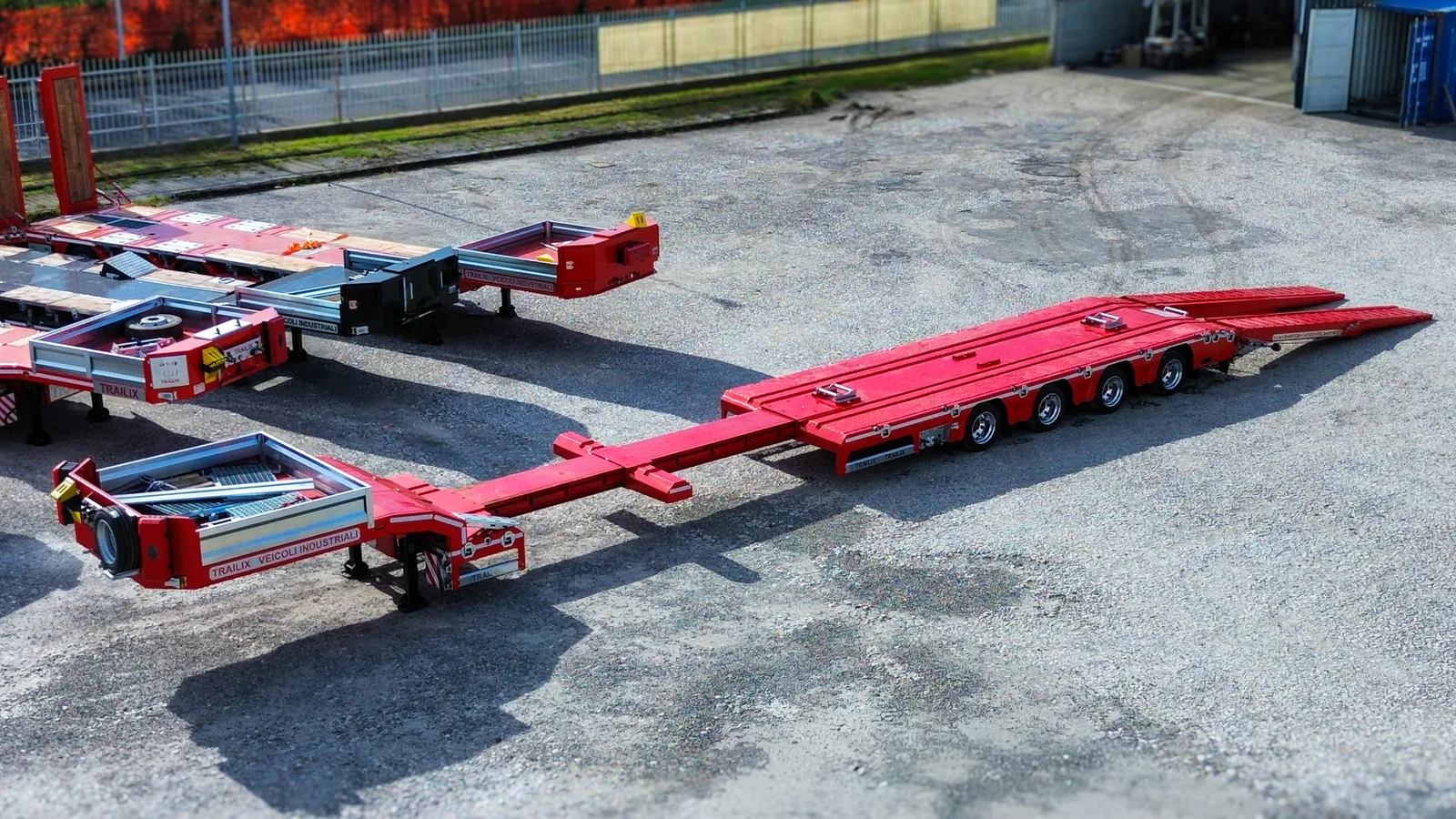 TX-4 allungato vista laterale Semirimorchio carrellone 4 assi TX-4 Trailix per trasporto macchine operatrici con telaio allungato fino a 5.000 mm, vista laterale