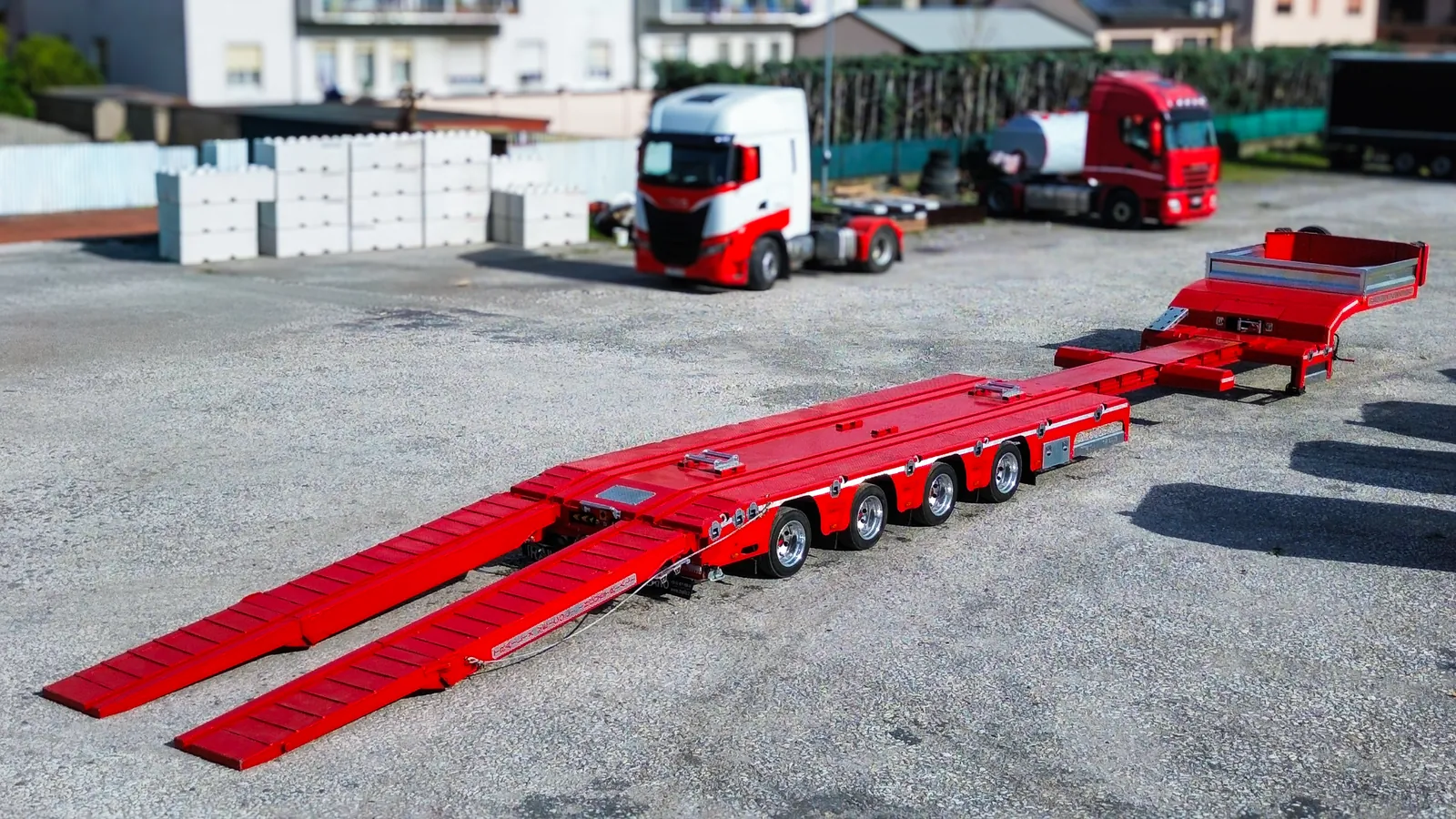 TX-4 allungato tre quarti anteriore Semirimorchio carrellone 4 assi TX-4 Trailix per trasporto macchine operatrici con telaio allungato e rampe abbassate, vista tre quarti anteriore