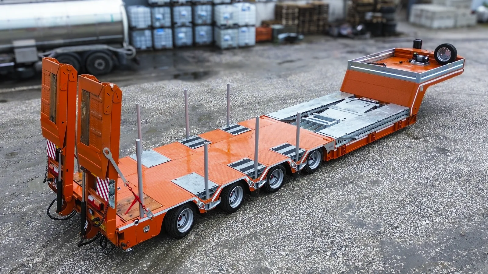 TX-4 con piantane dalle rampe Semirimorchio carrellone 4 assi TX-4 Trailix per trasporto macchine operatrici con piantane laterali, pianale visto dalle rampe