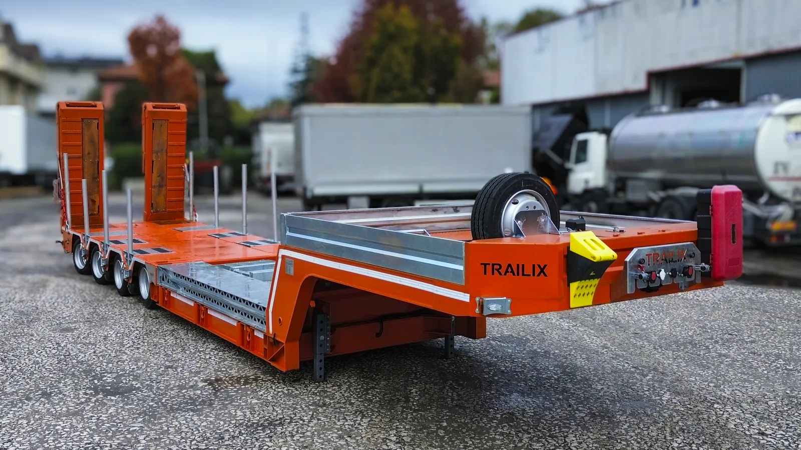 TX-4 scritta Trailix Semirimorchio carrellone 4 assi TX-4 Trailix per trasporto macchine operatrici con scritta Trailix sul collo e piantane laterali