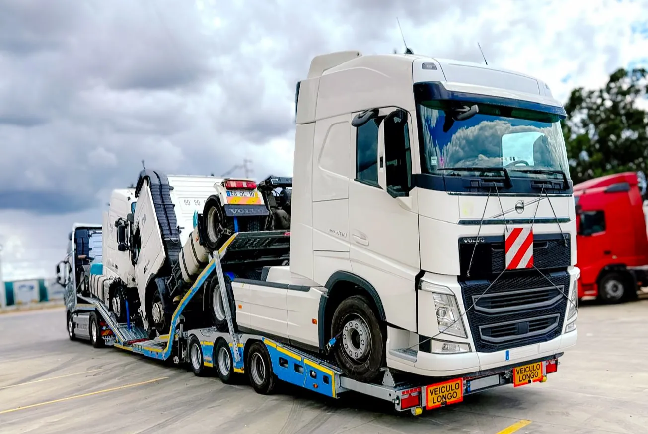 VX-3 carico trattori stradali Semirimorchio carrellone 3 assi VX-3 Trailix per trasporto trattori stradali con due trattori stradali a bordo nel piazzale