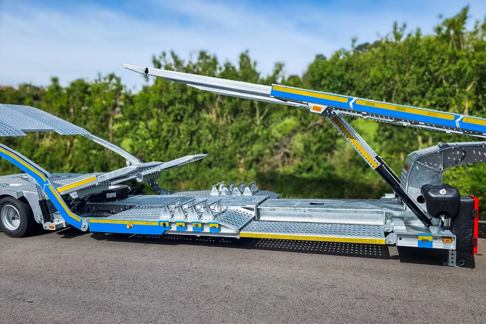 VX-3 dettaglio collo con pedane Collo con pedane per il controllo dell'inclinazione del carico del Semirimorchio carrellone 3 assi VX-3 Trailix per trasporto trattori stradali