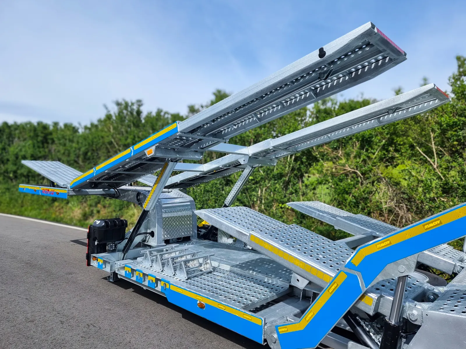 VX-3 rampe estensibili Rampe posteriori estensibili in lamiera forata del Semirimorchio carrellone 3 assi VX-3 Trailix per trasporto trattori stradali, dettaglio