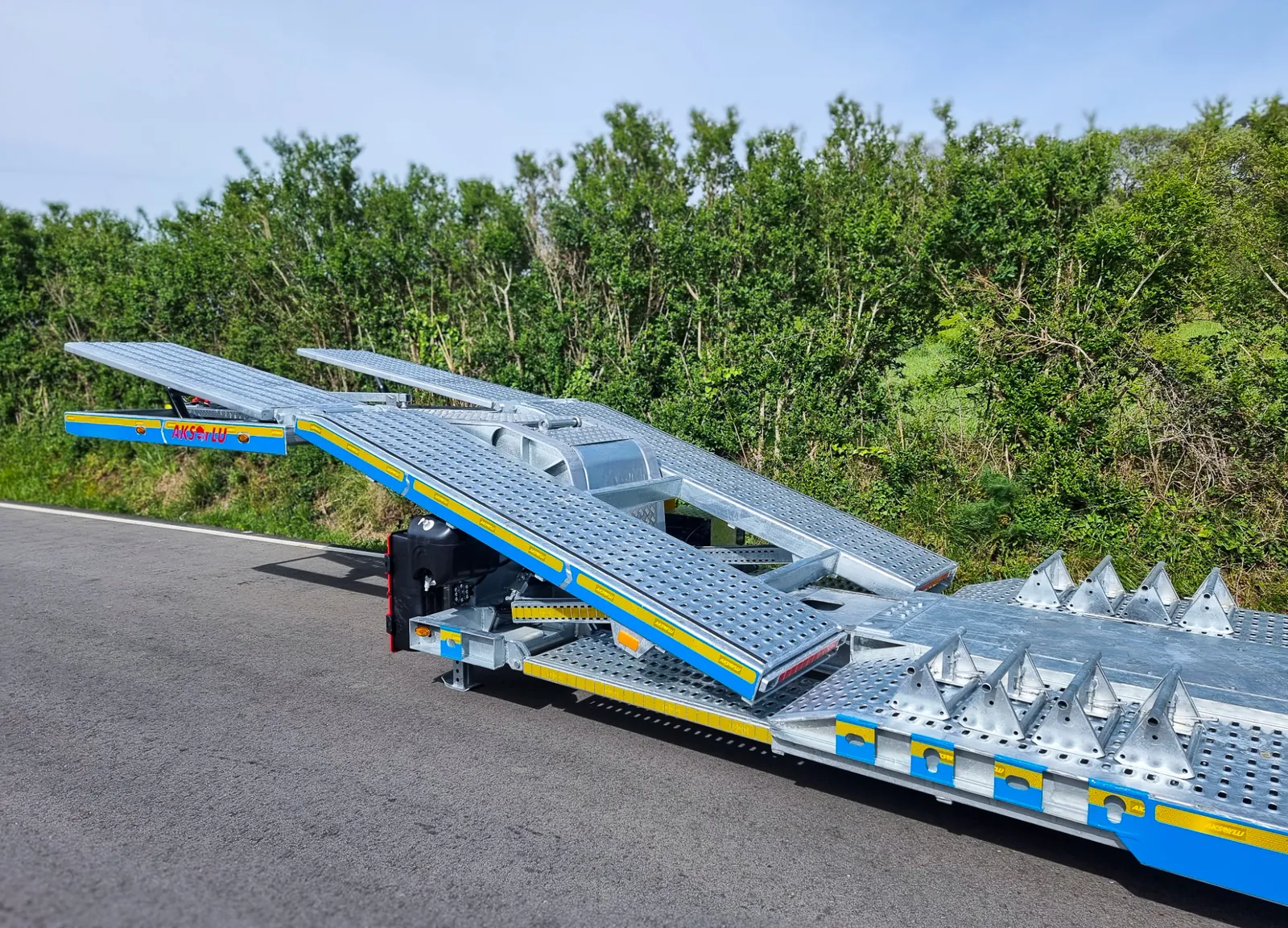 VX-3 rampe e pedane Semirimorchio carrellone 3 assi VX-3 Trailix per trasporto trattori stradali, rampe posteriori estensibili e pedane sul collo sollevate