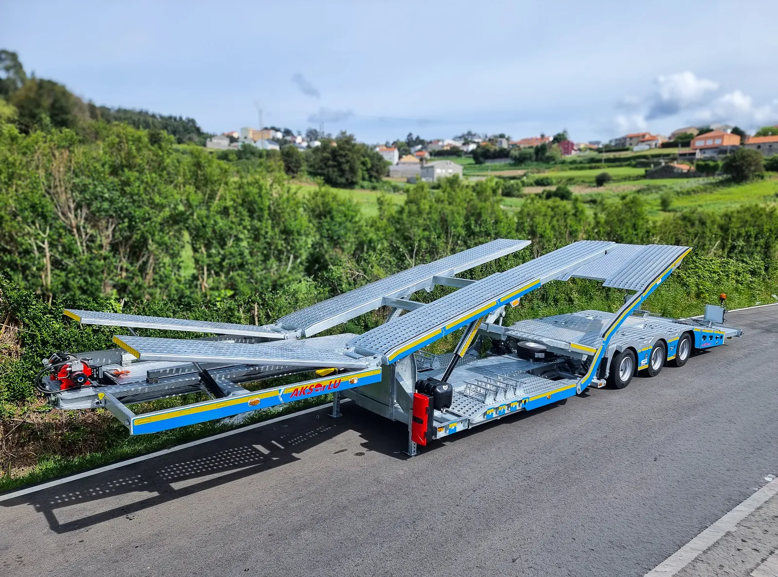 VX-3 rampe sollevate Semirimorchio carrellone 3 assi VX-3 Trailix per trasporto trattori stradali con rampe posteriori sollevate, vista posteriore