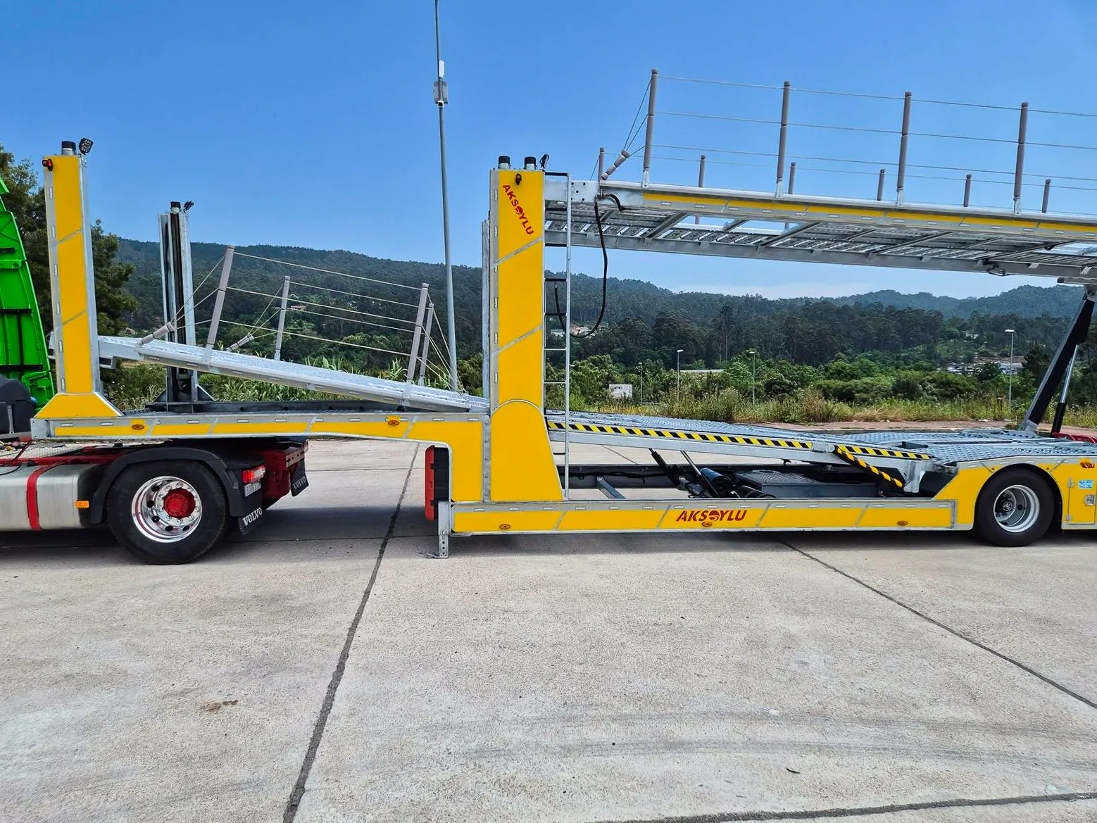 AX-8 agganciato al trattore Semirimorchio bisarca 2 assi AX-8 Trailix agganciato al trattore, vista laterale
